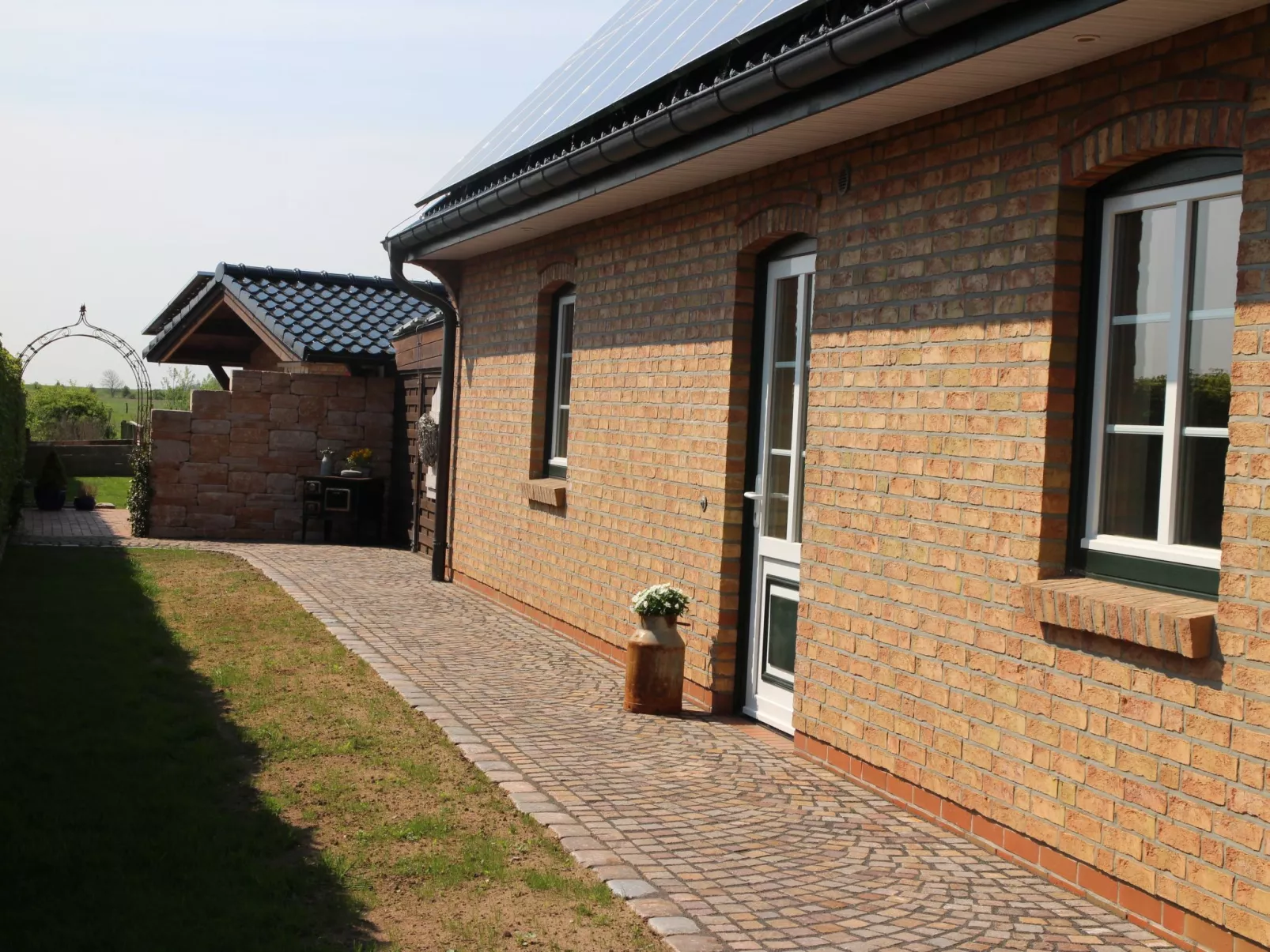 Appartement mit eigenem Garten und Terrasse-Outside