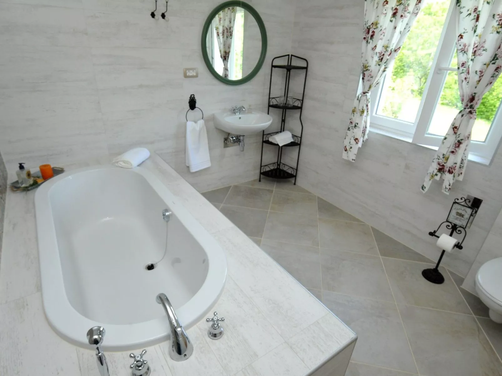 Alleinstehendes Ferienhaus mit Swimmingpool-Image-tags.info