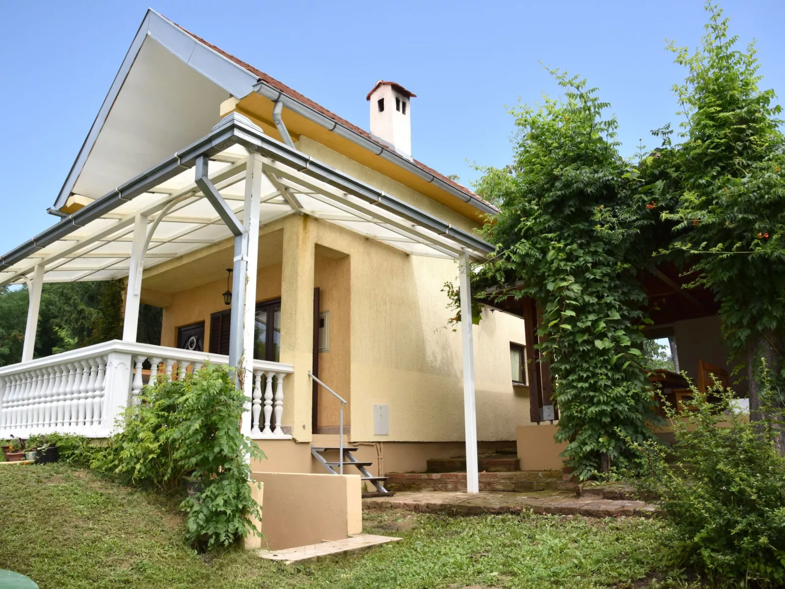 Hütte mit Garten, Grill und Terrasse-Outside