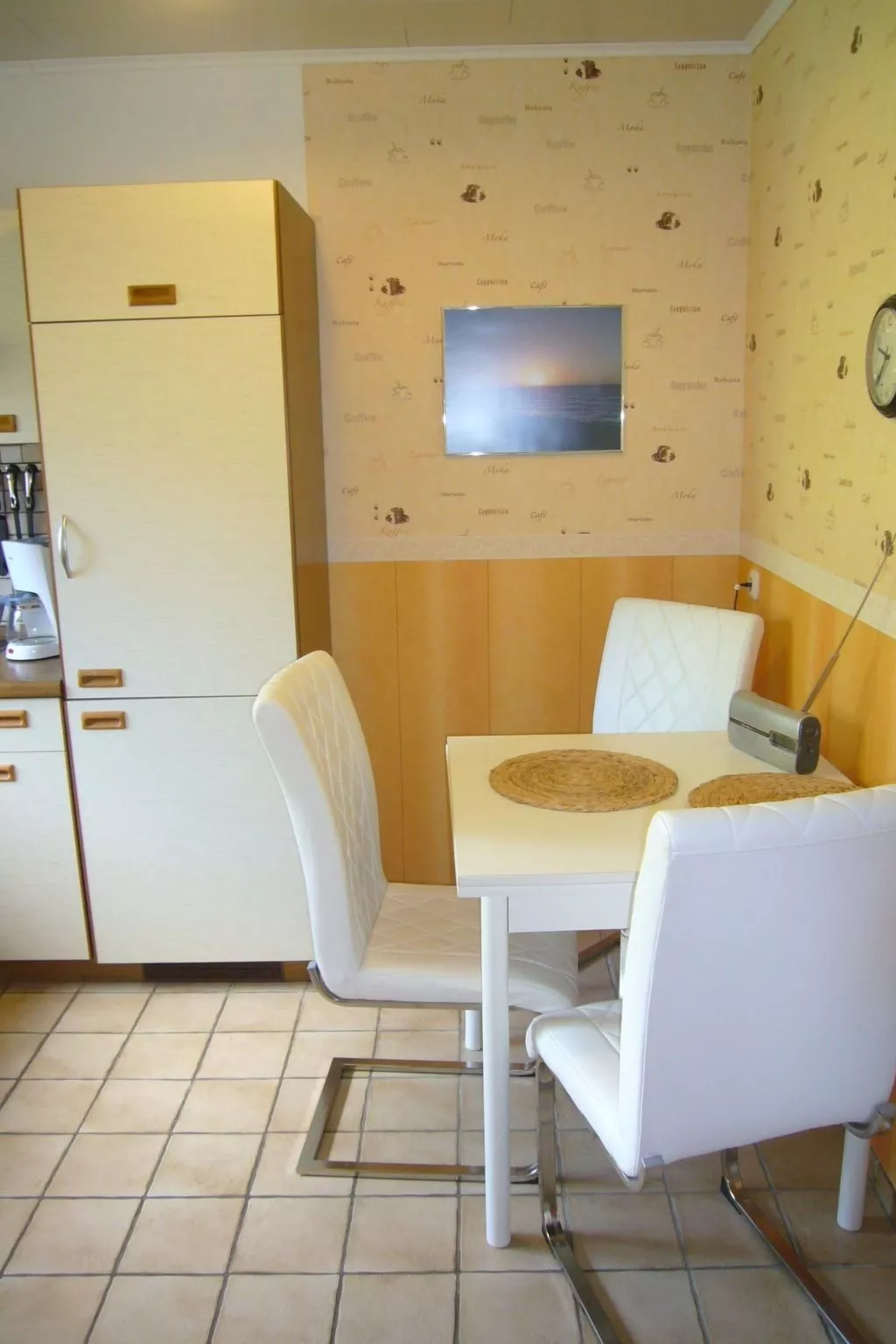 Zentrale Ferienwohnung mit Terrasse - Drinnen