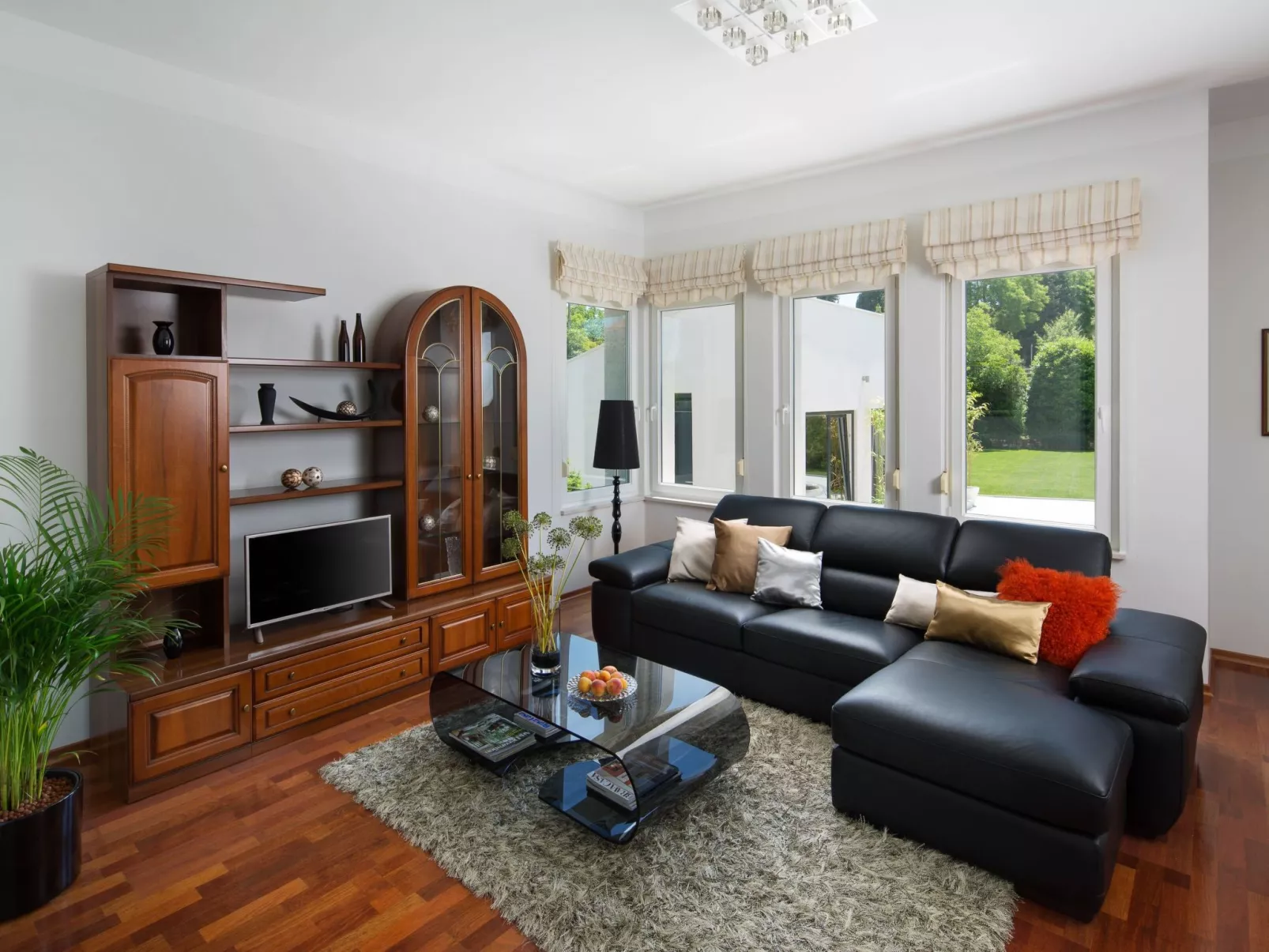 Schöne Villa mit Garten und Biodesign-Pool-Dedans