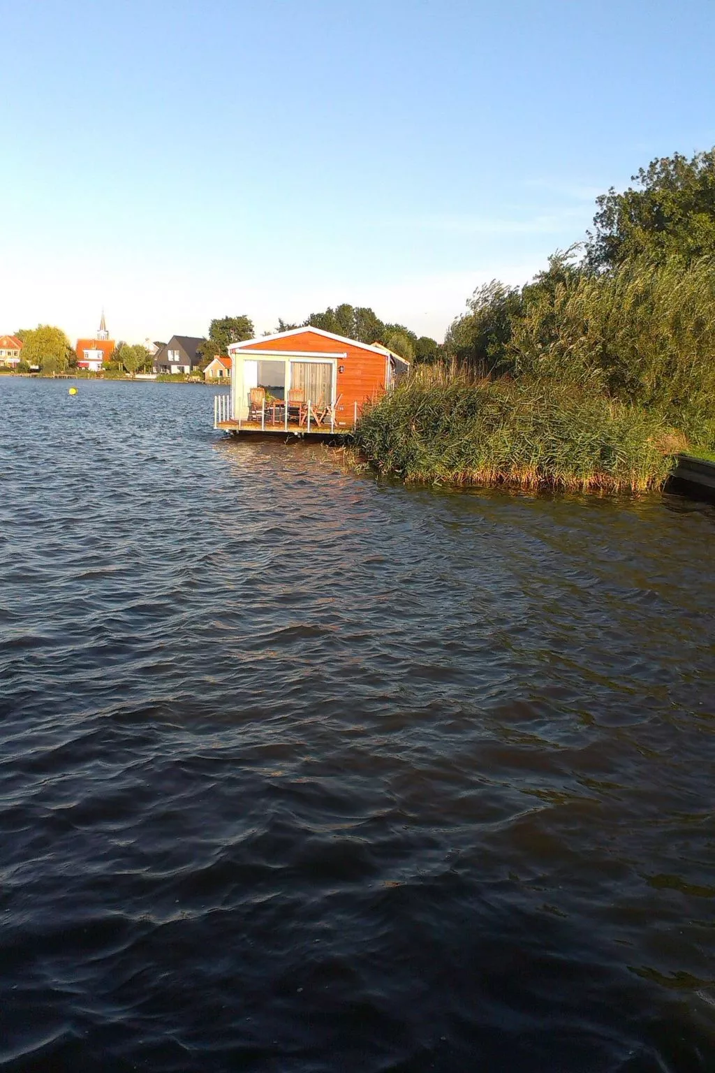 Boot "De Frijheit" mit Blick auf das Wasser-Image-tags.info