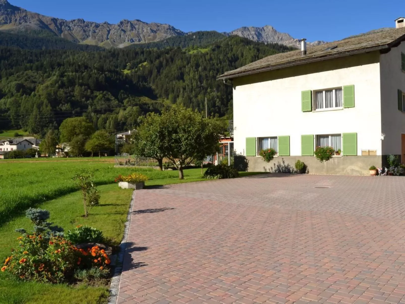 Sonnige 2.5-Zimmer Wohnung an ruhiger Lage-Draußen