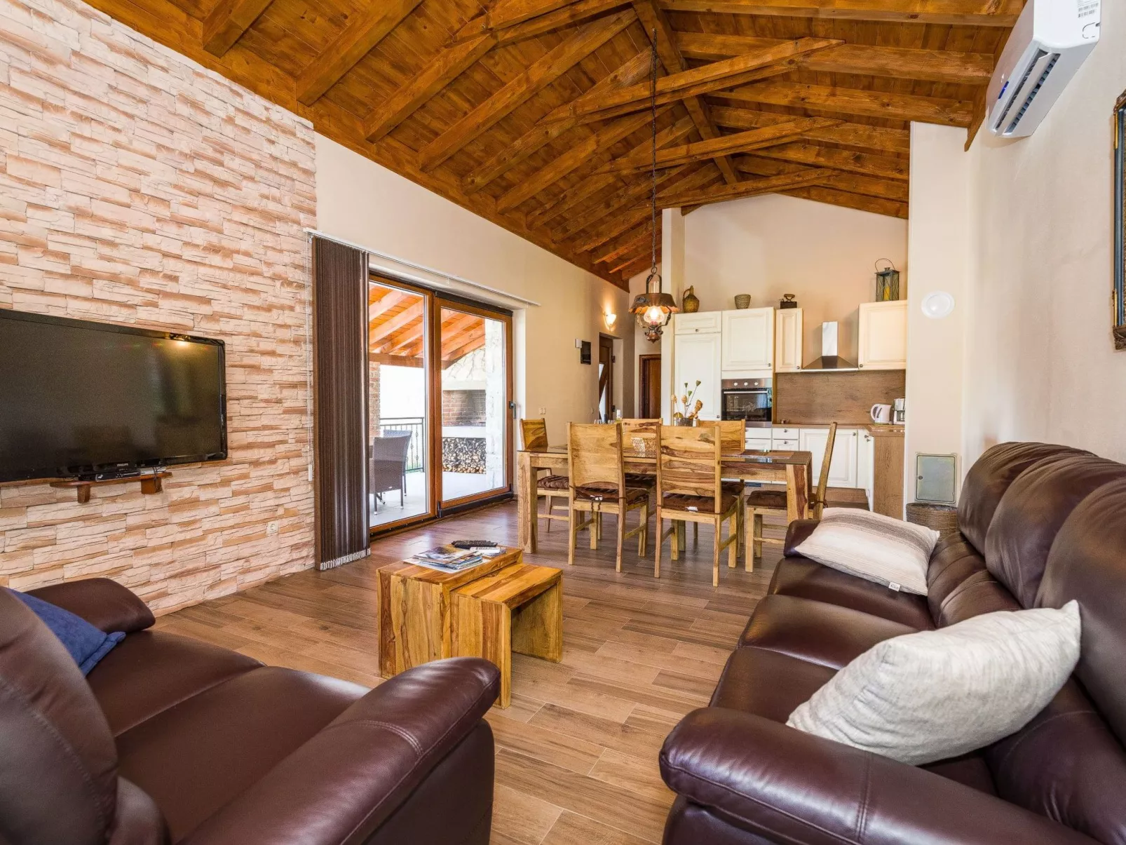 Ferienvilla Roko mit beheiztem Pool-Drinnen