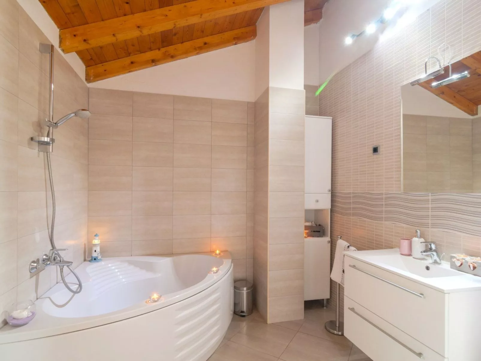 Villa "Roko" mit Whirlpool-Drinnen