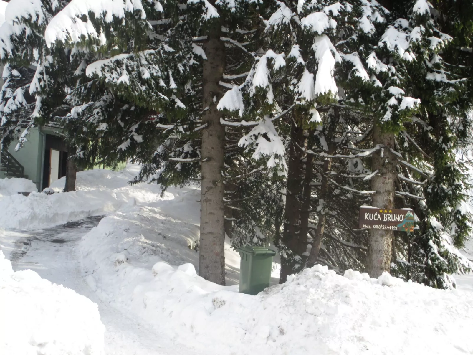 Mit Terrasse, Grill und Garten-Outside