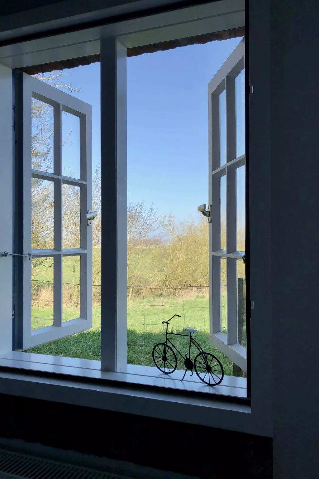 Reetdachhaus inmitten von Wiesen und Feldern-Dehors