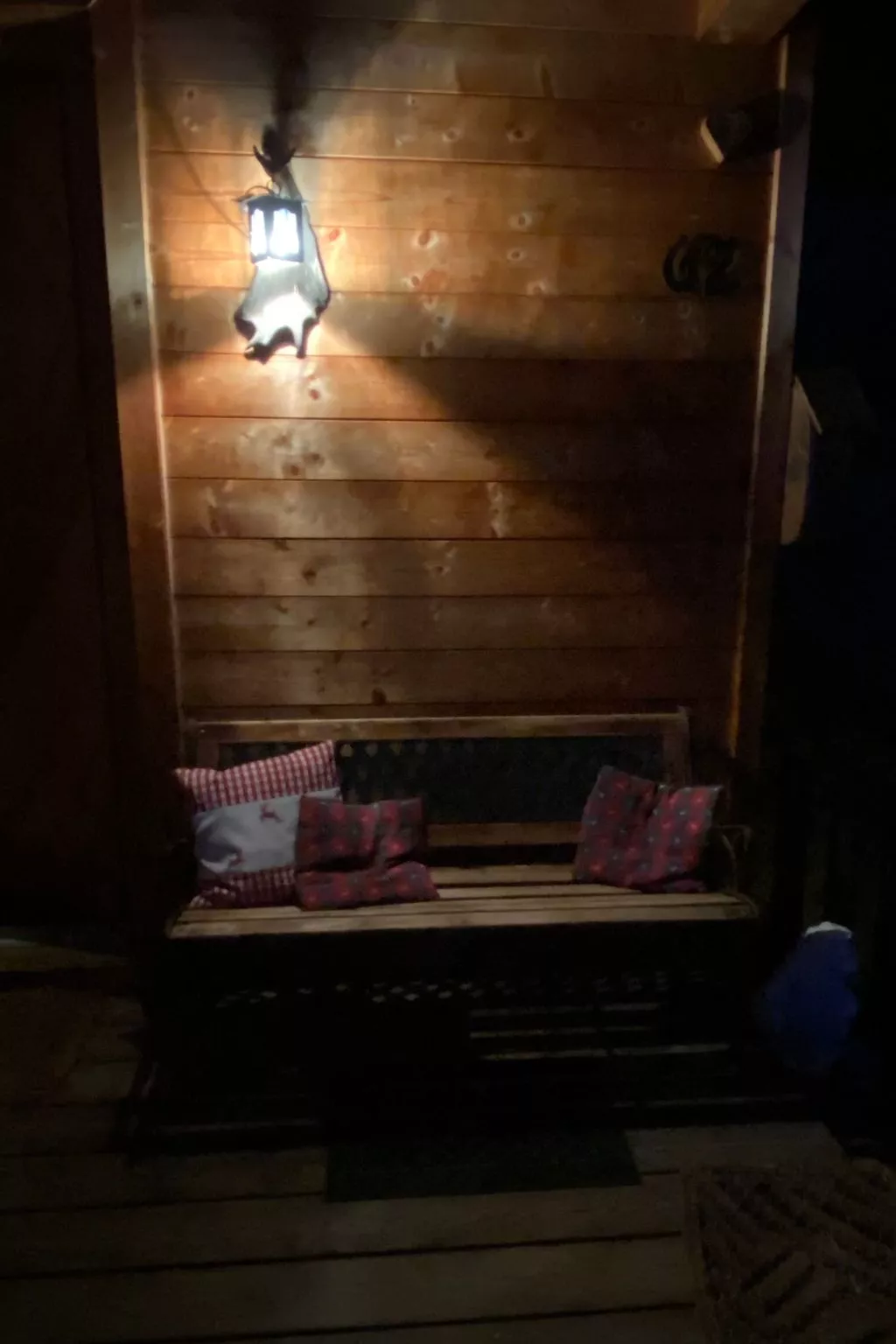 Berghütte mit Blick auf die Berge-Outside