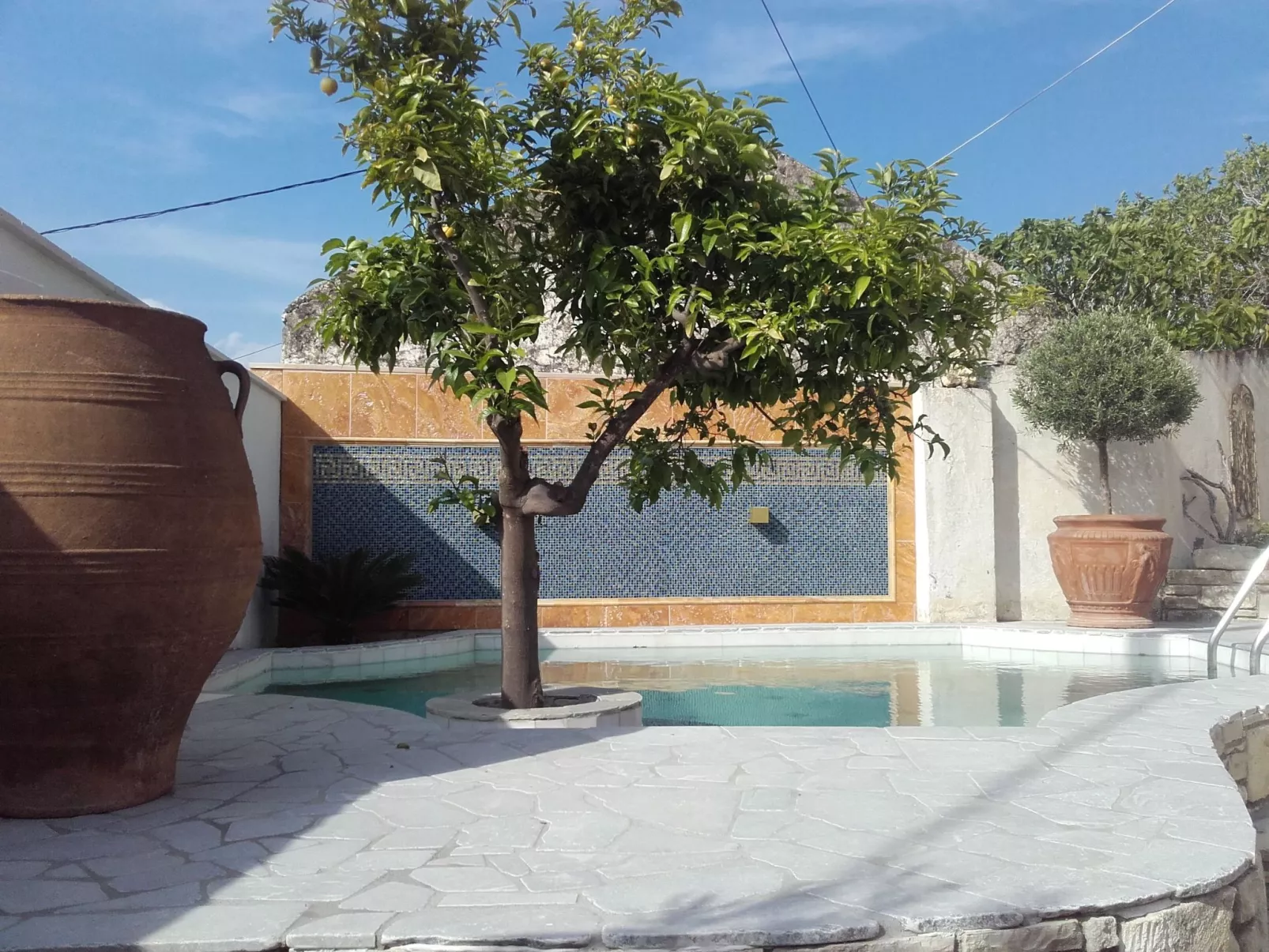 Ruhig gelegenes Ferienhaus mit eigenem Pool-Outside