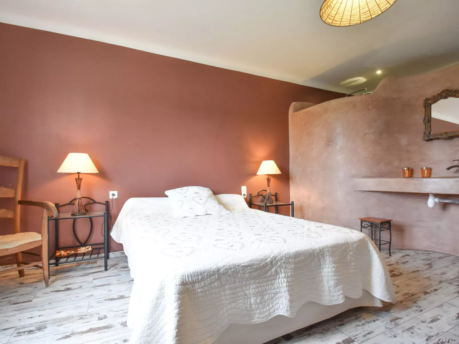 Schönes Ferienhaus mit Pool-Drinnen