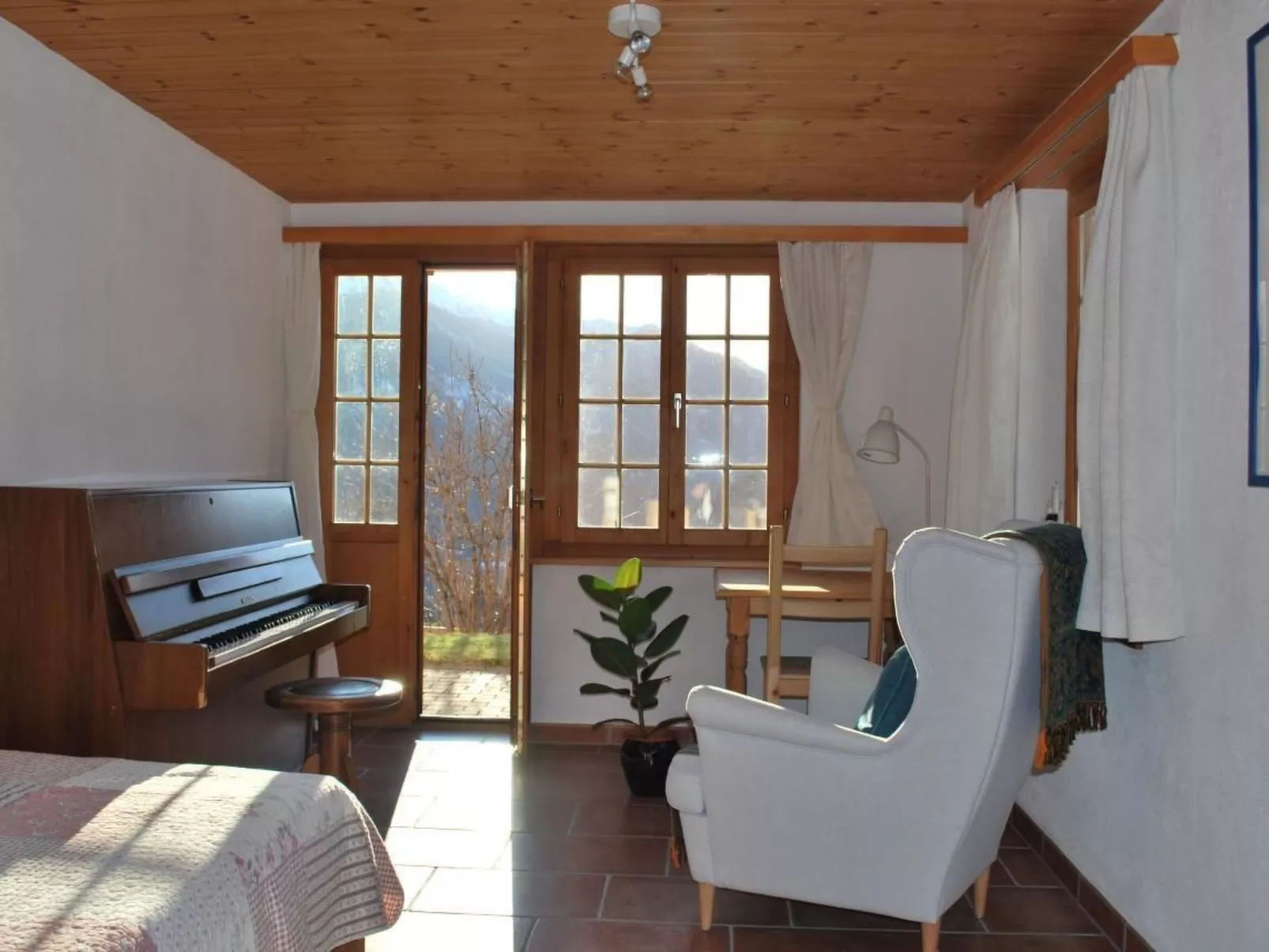 Blick auf herrliche Bergwelt-Drinnen