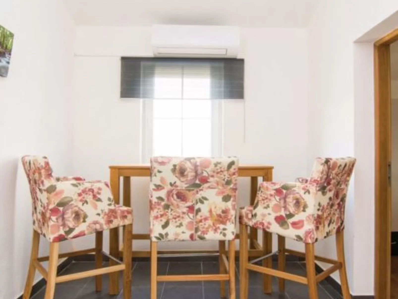 Laura mit Pool-Drinnen