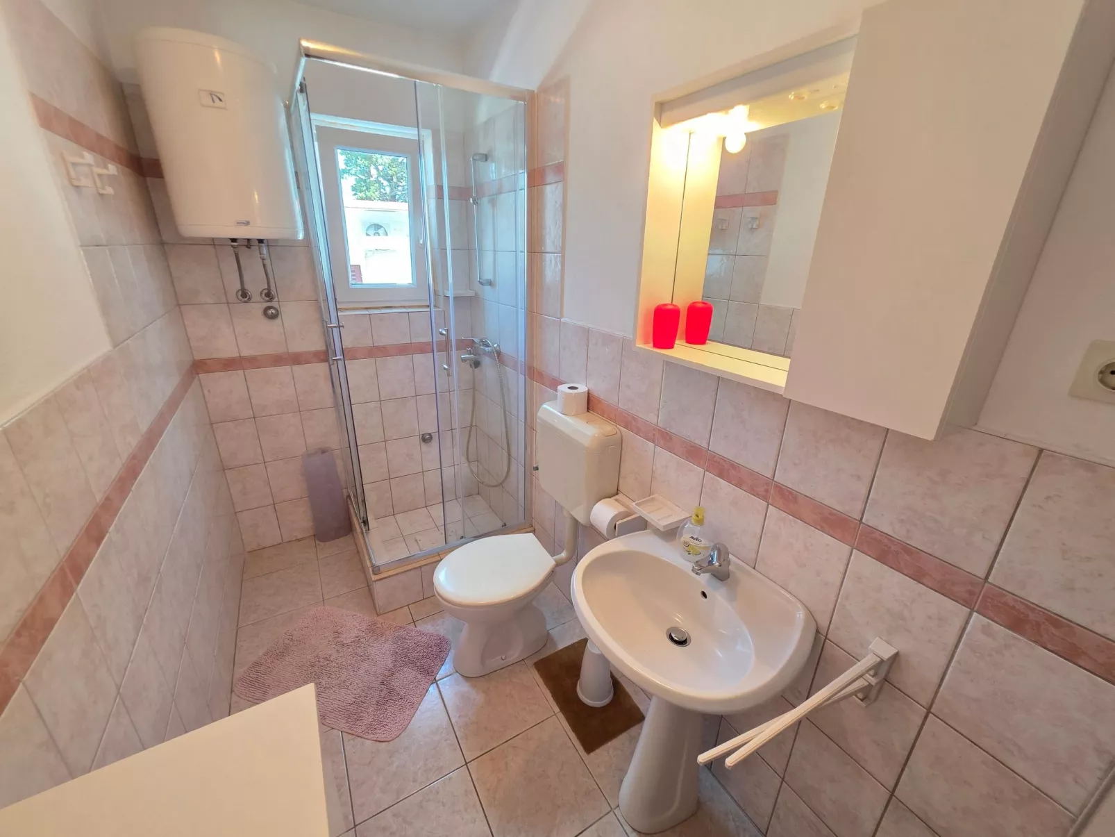 Wohnung im Erdgeschoss mit Terrasse und Grill-Inside