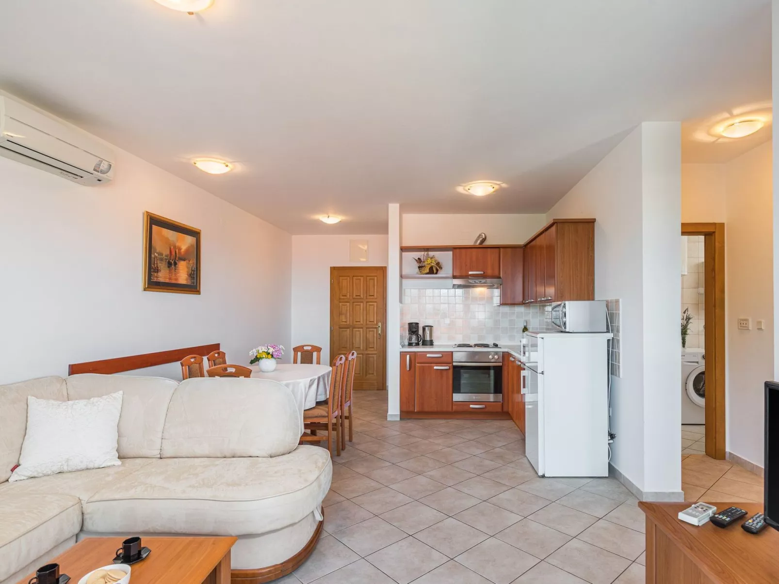 Strandnahe Ferienwohnung mit großem Garten-Drinnen