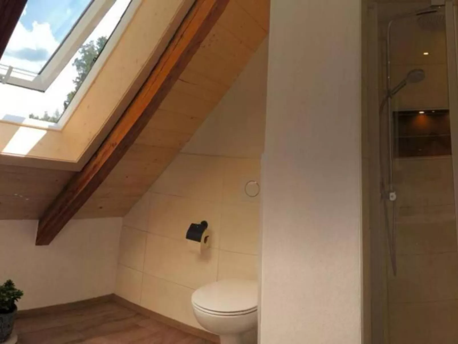 Moderne Ferienwohnung mit Hot Tub und Fasssauna-Drinnen