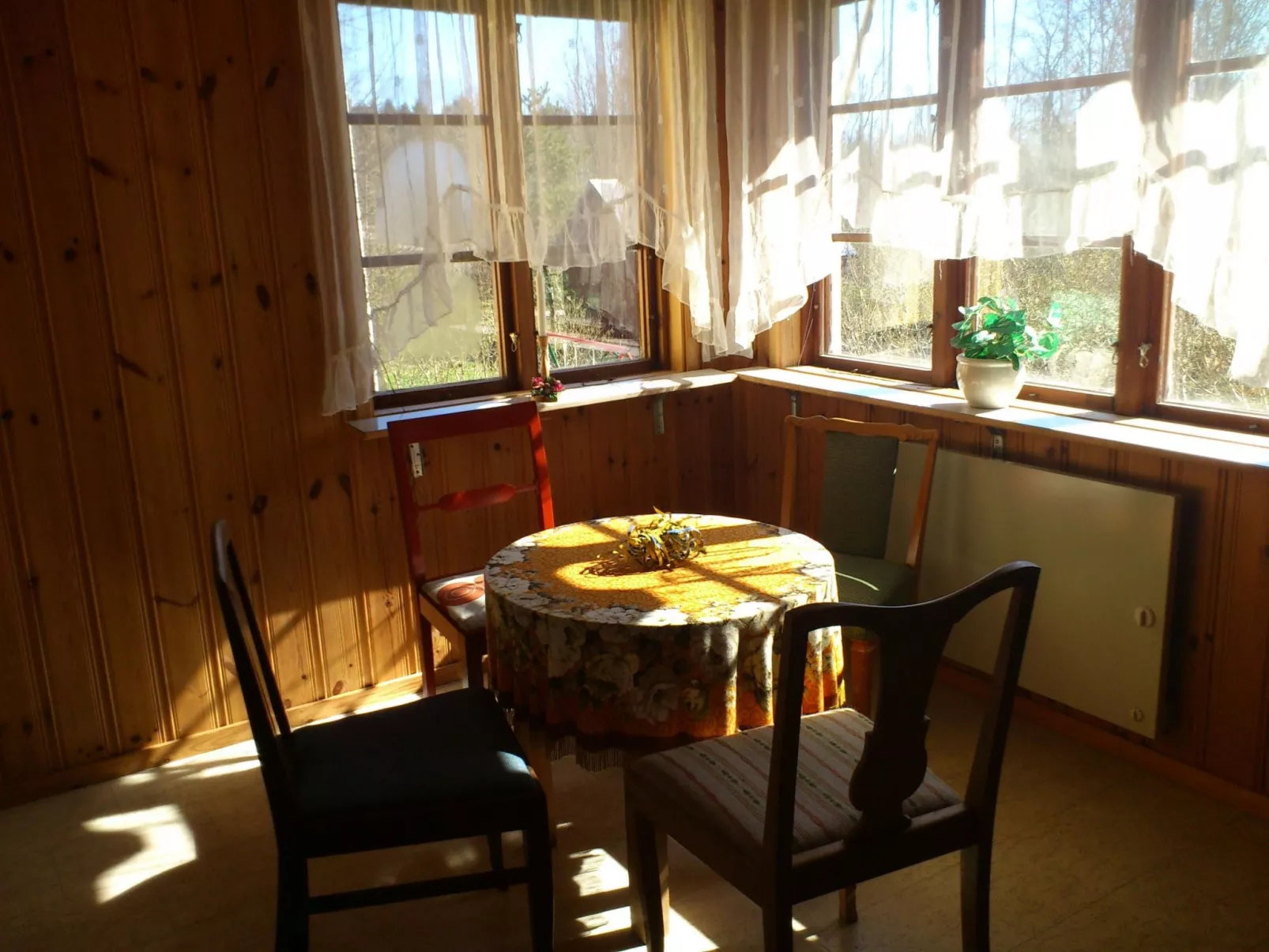 Geräumiges Ferienhaus für Konsum-Aussteiger-Drinnen