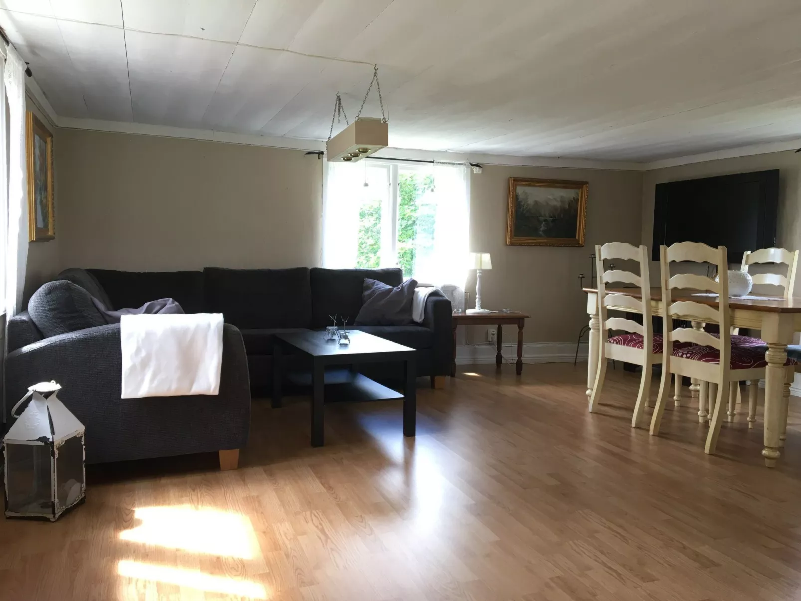 Charmantes Holzhaus mit eigenem Ruderboot-Drinnen