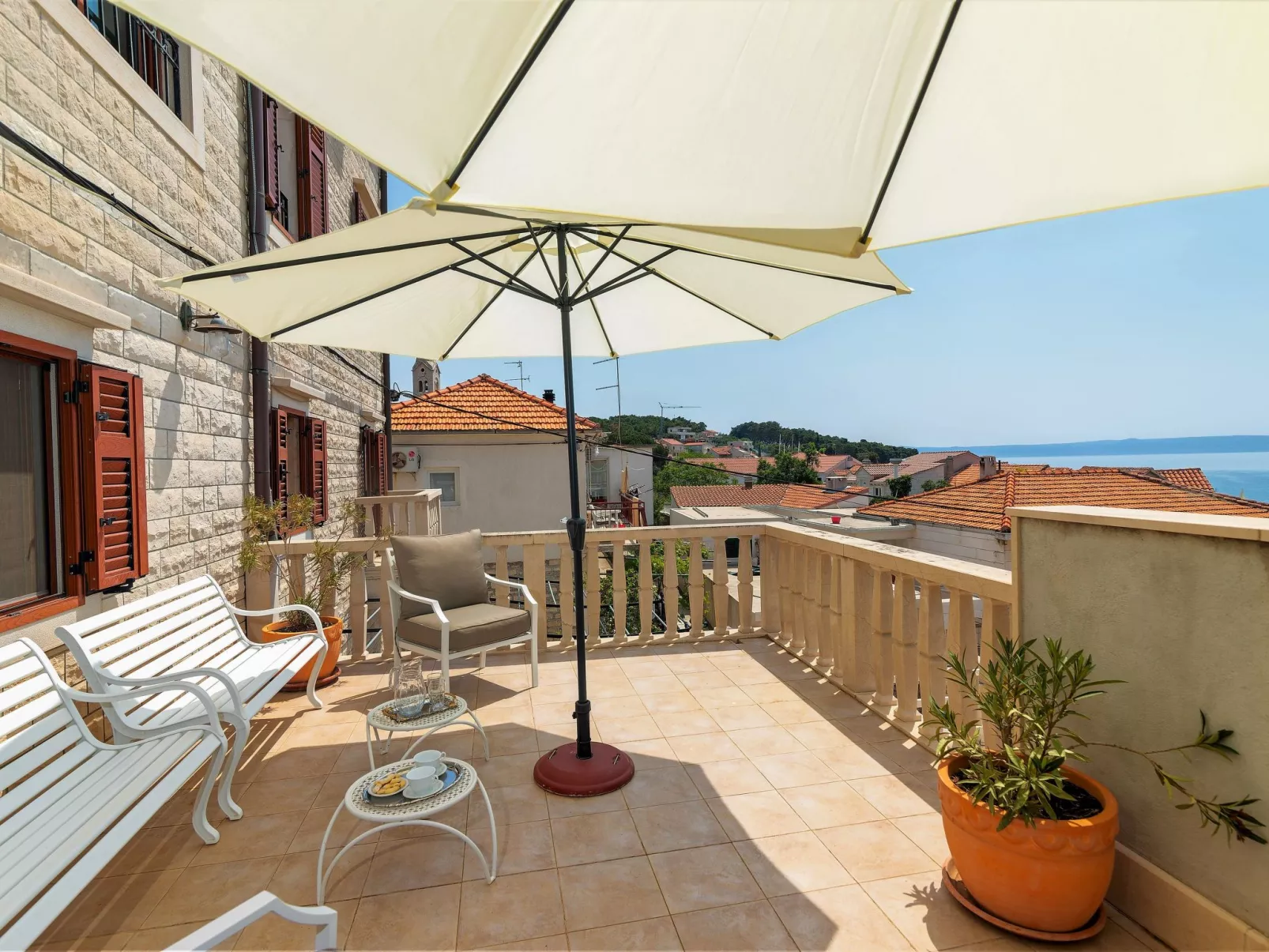 Ferienvilla "Laurus" mit Blick auf das Wasser-Outside