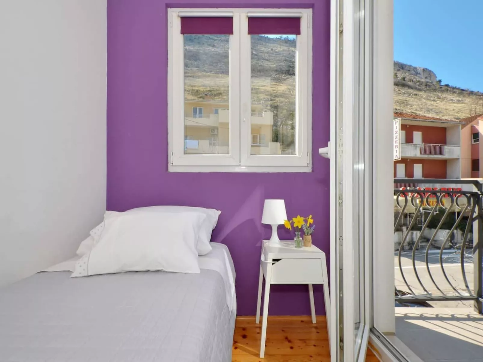 Žrnovnica, Entspannung am Flussufer-Drinnen