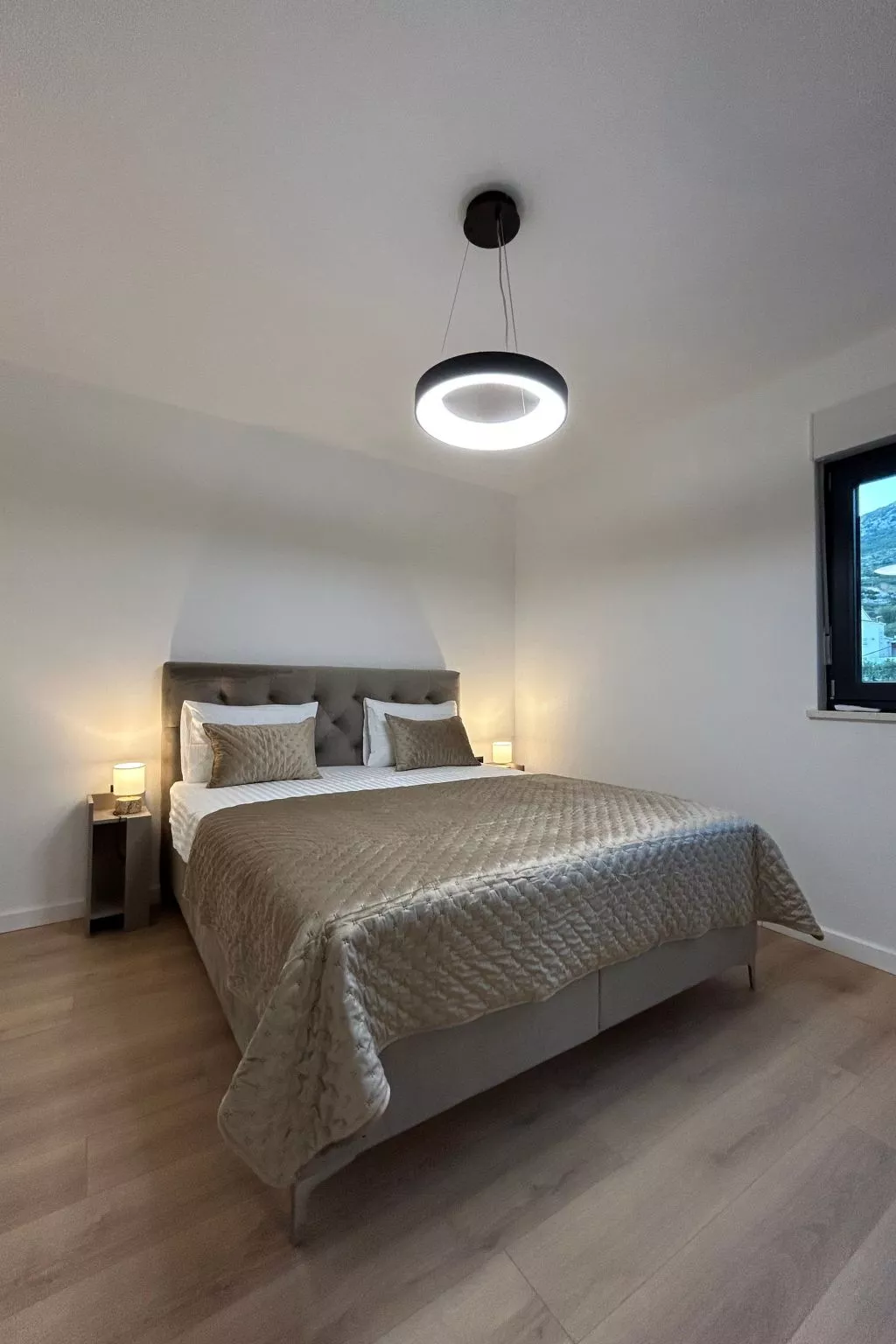 "Magnificent Lux View"-Inside