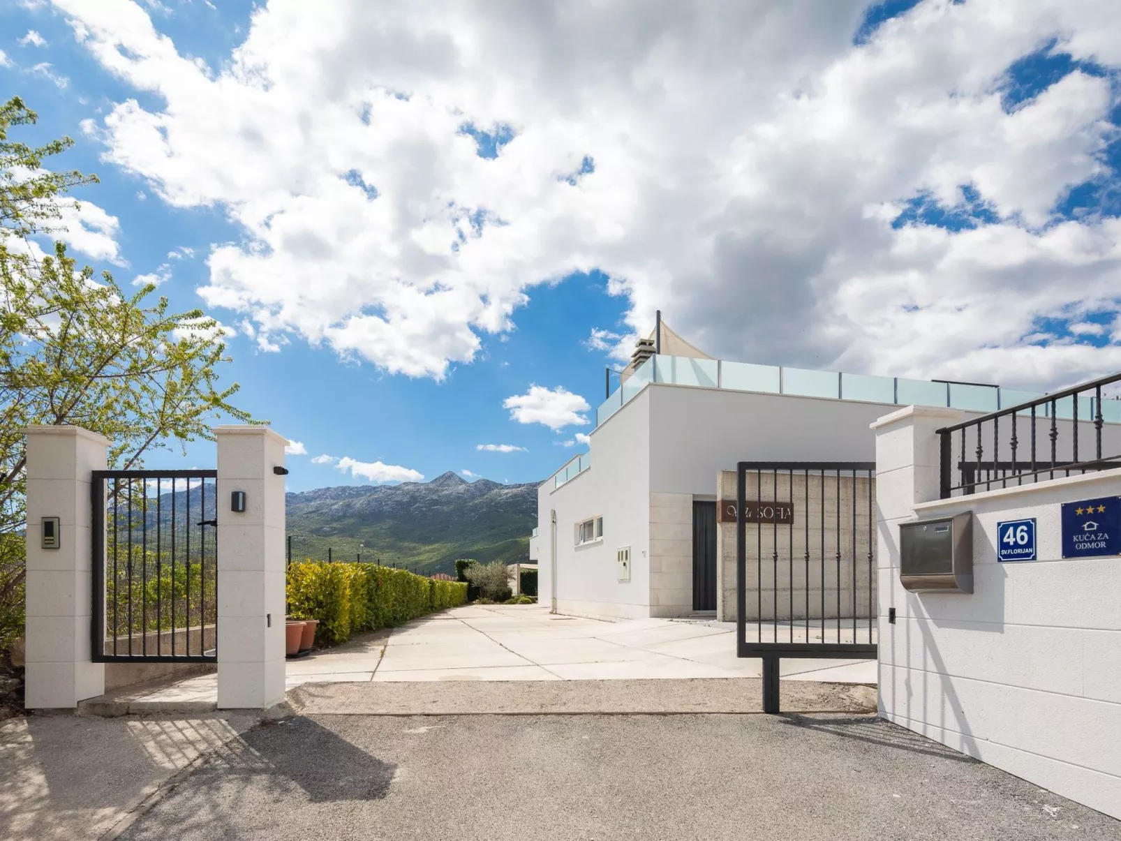 In Dugopolje mit Beheiztem Pool-Outside