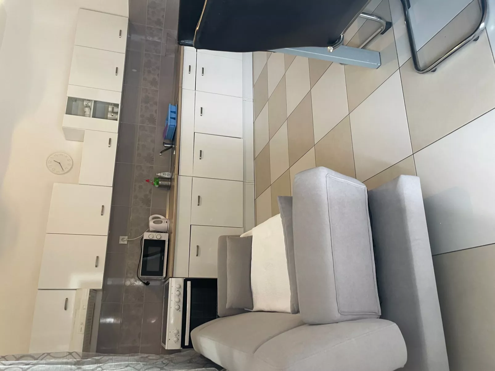 Mit Blick auf das Wasser-Drinnen