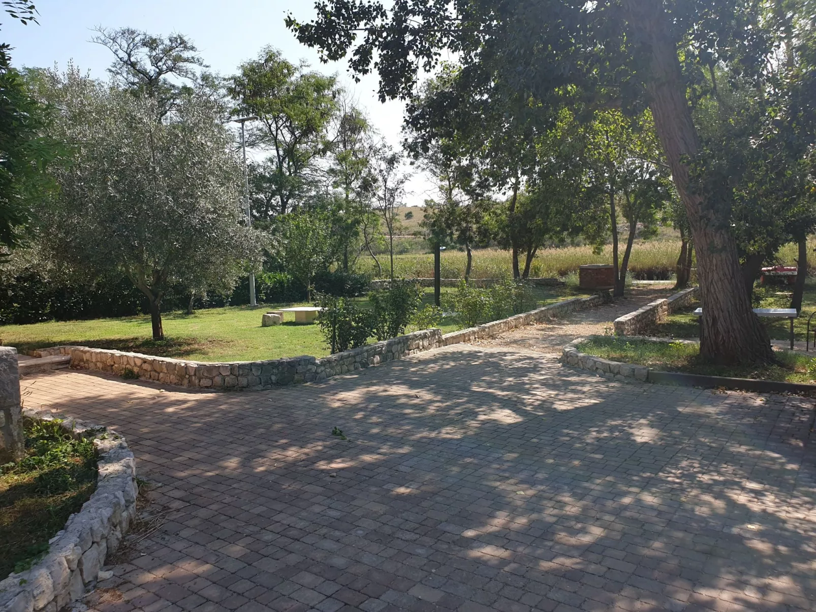 Am Fluss gelegenes Haus mit Galerieschlafplätzen-Dehors