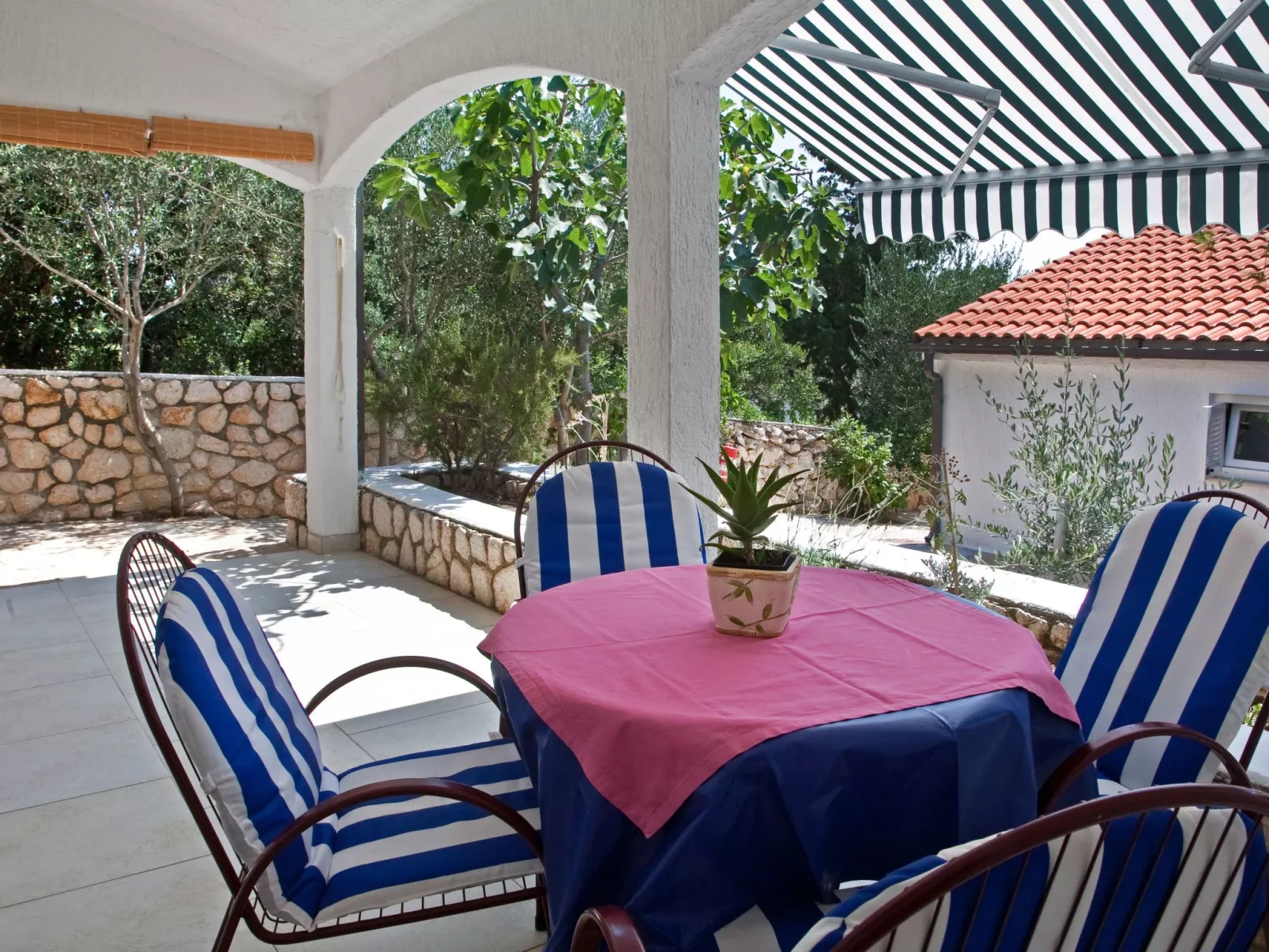 Gemütliches, familienfreundliches Steinhaus-Draußen