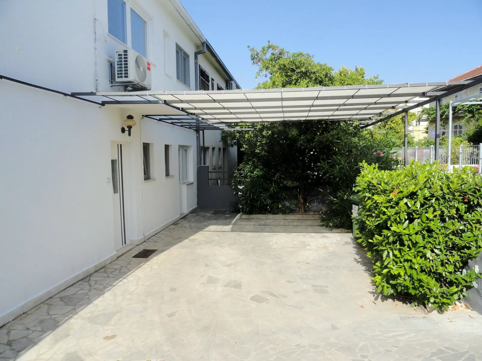 Karmen auf zwei Ebenen mit Garten-Outside