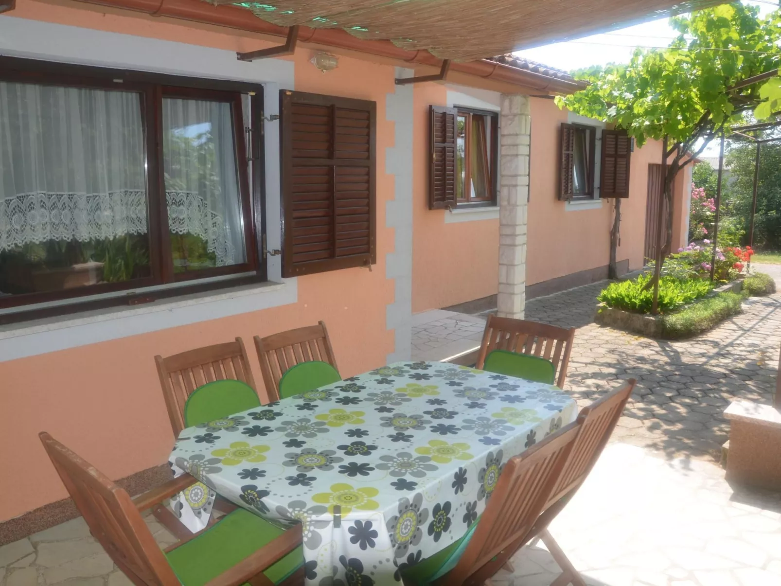 Landgut "Fragola" mit Blick auf die Berge-Draußen