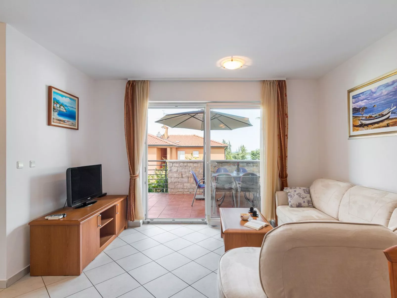 Pinta mit großem Garten-Drinnen