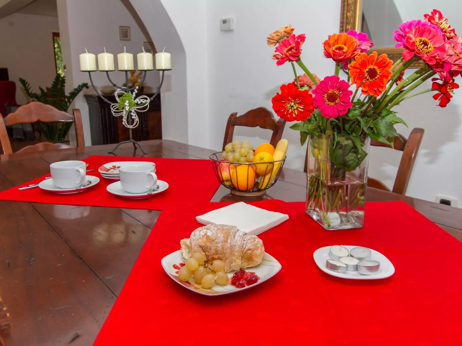 Familiäre 5-Schlafzimmer-Villa mit Gemeinschaftspools-Image-tags.info