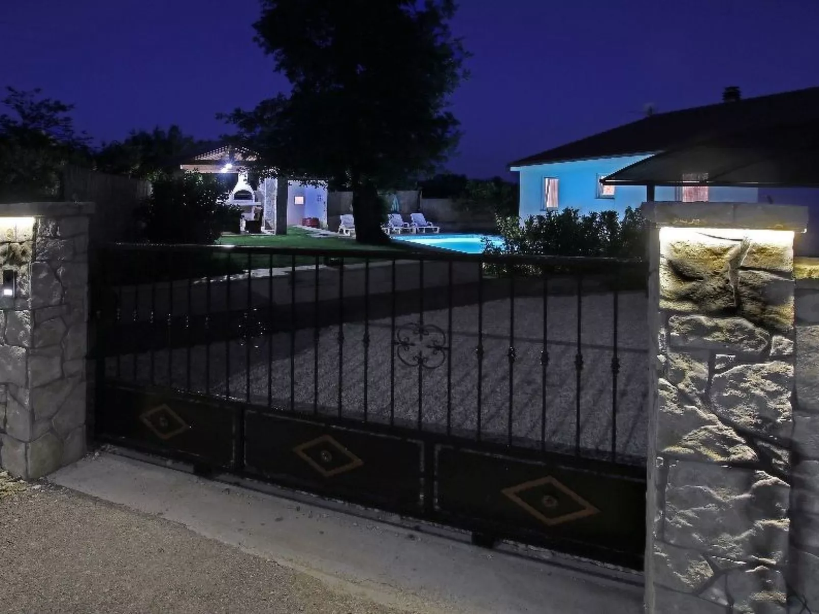 Haus Daniela mit überdachter Terrasse und Pool-Draußen