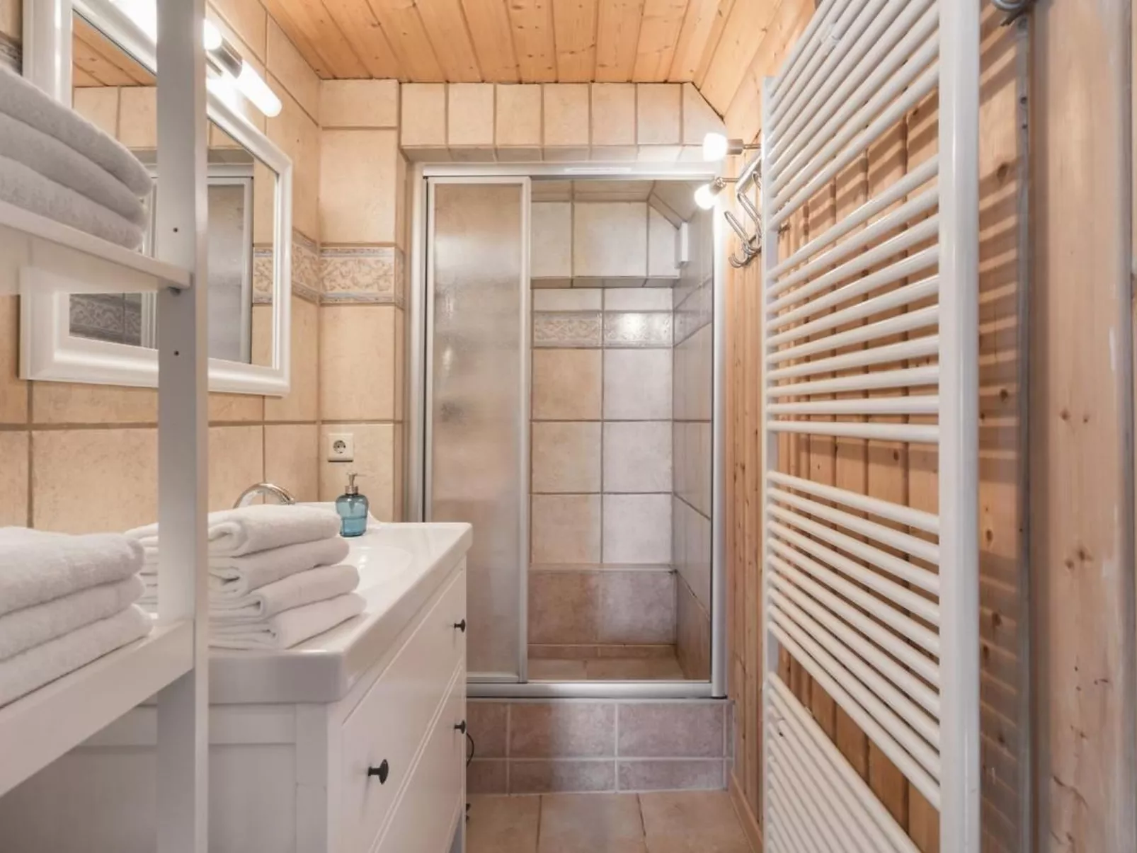 Villa mit Garten, Grill und Terrasse-Inside