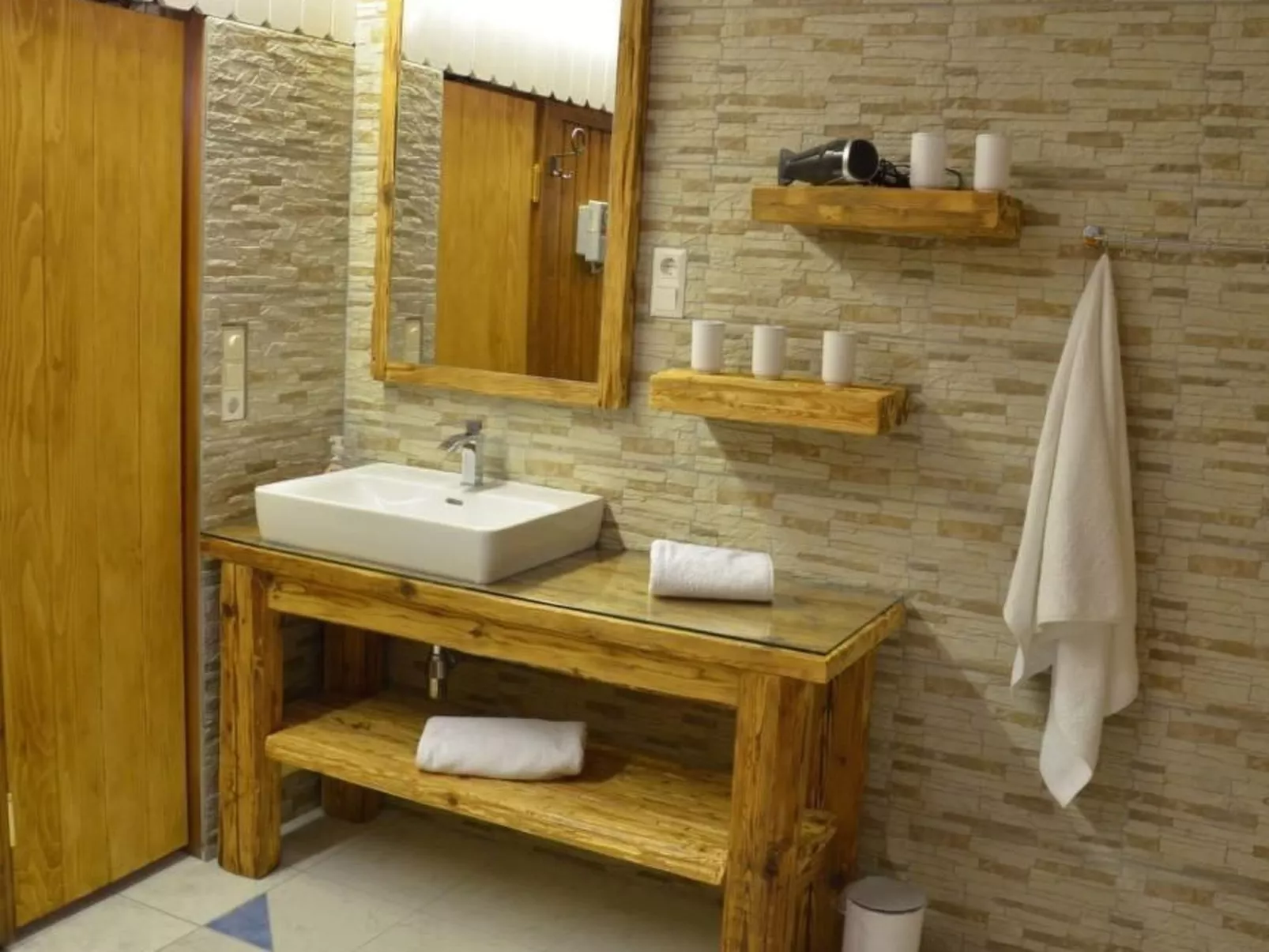 Almhaus am Hohenwart-Drinnen