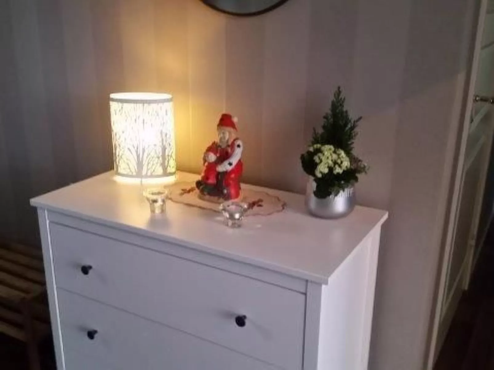 Modernes Haus mit hellem Dekor, mit Blick auf den See-Dedans