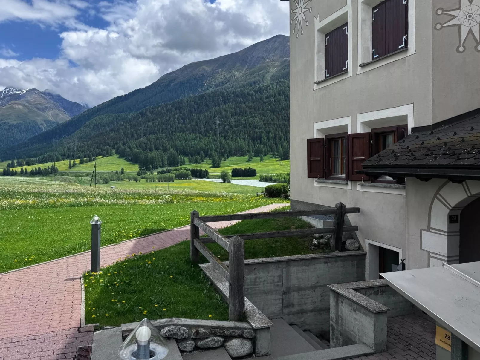 Chesa Blais, 2. OG-Draußen