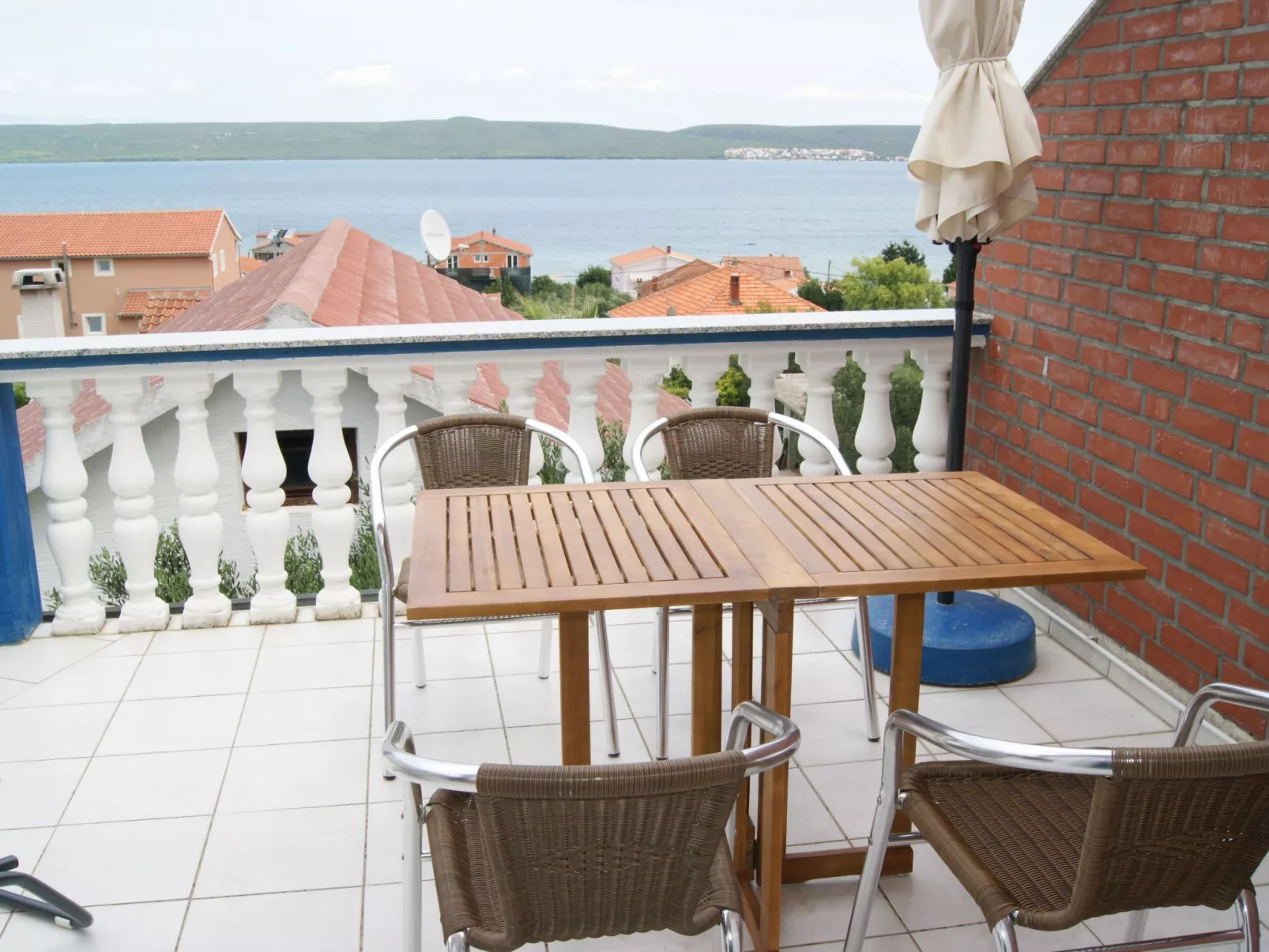 FeWo 2, mit 1. Schlafzimmer für 4. Personen mit Balkon im ersten Obergeschoss g-Outside