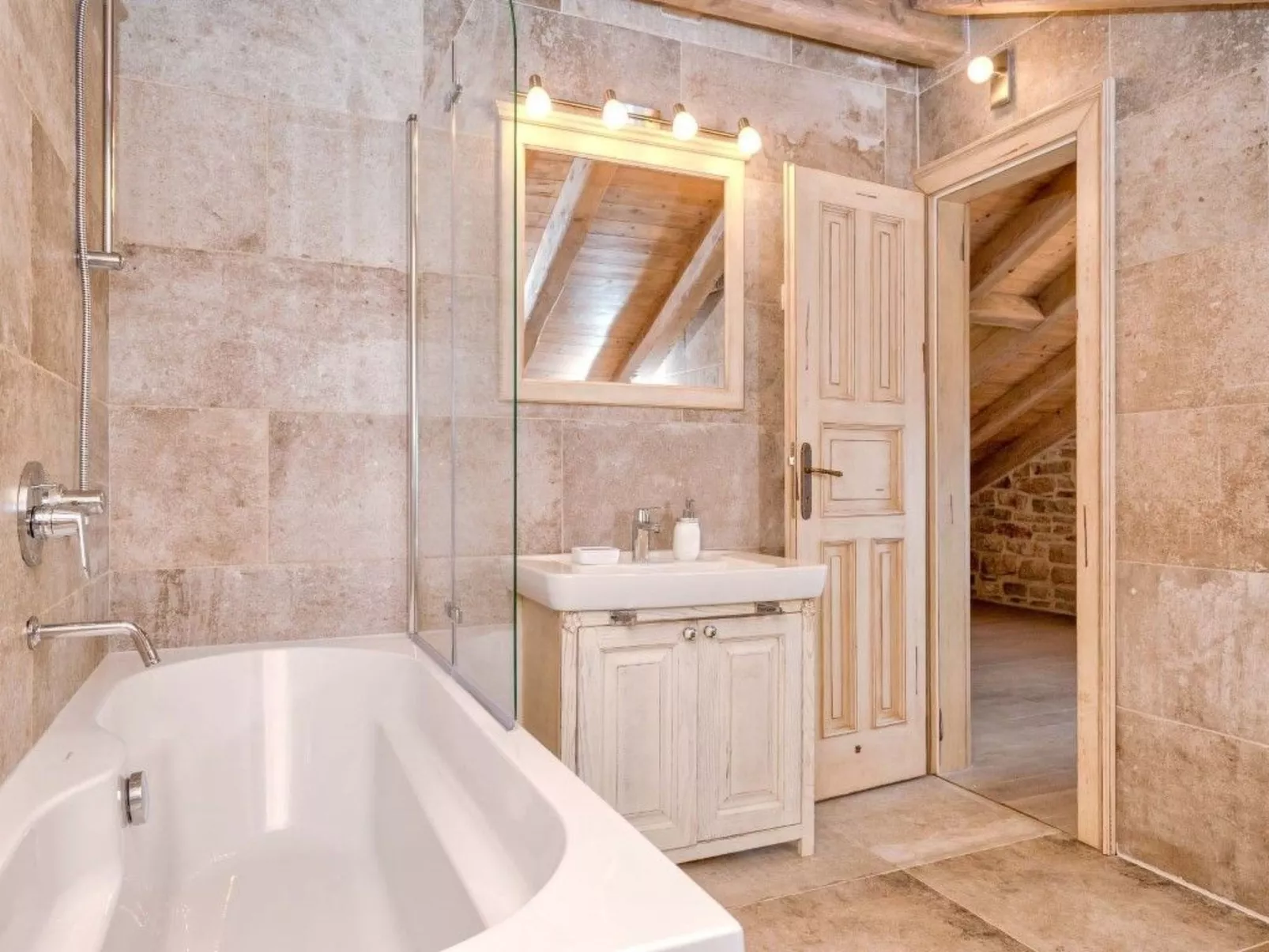 Villa Aristea bestehend aus drei Häusern-Drinnen