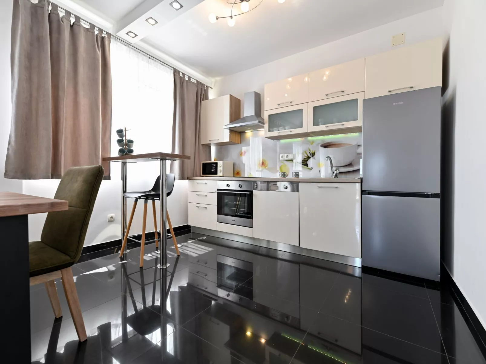 Charmantes Ferienhaus in Donje Rastane-Inside