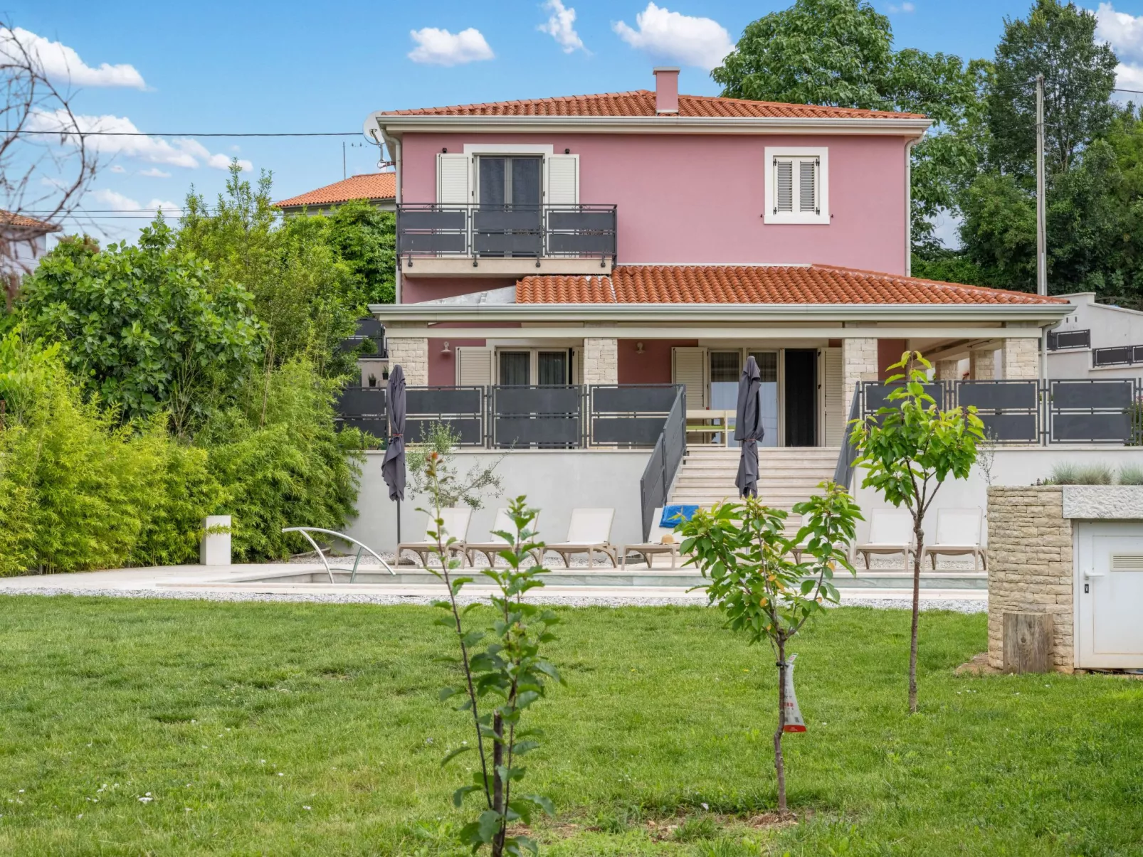 Villa Violette mit Pool nahe Stadtzentrum-Outside