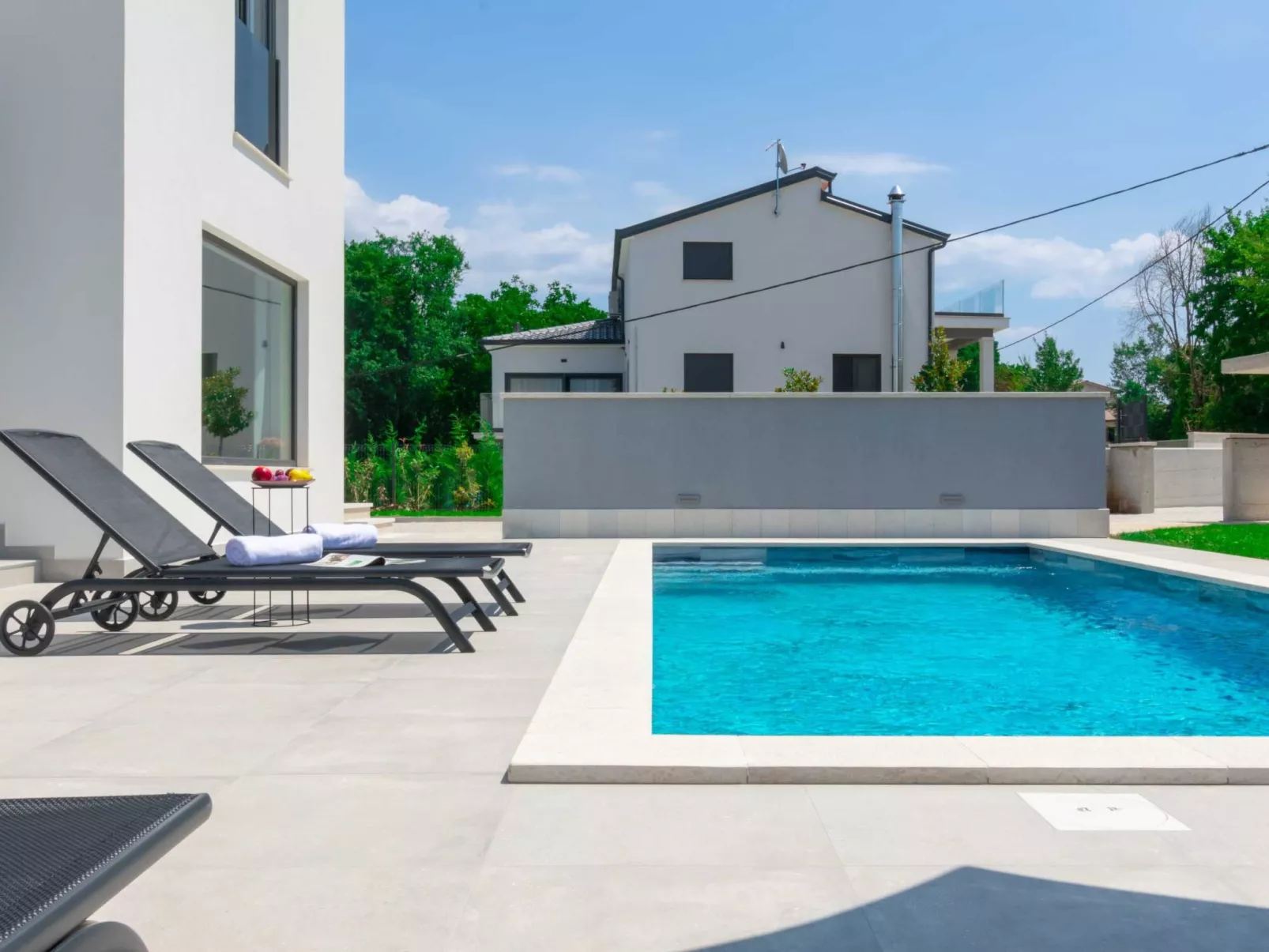 Modern 300m² Villa - King Beds and Leisure Zone-Outside