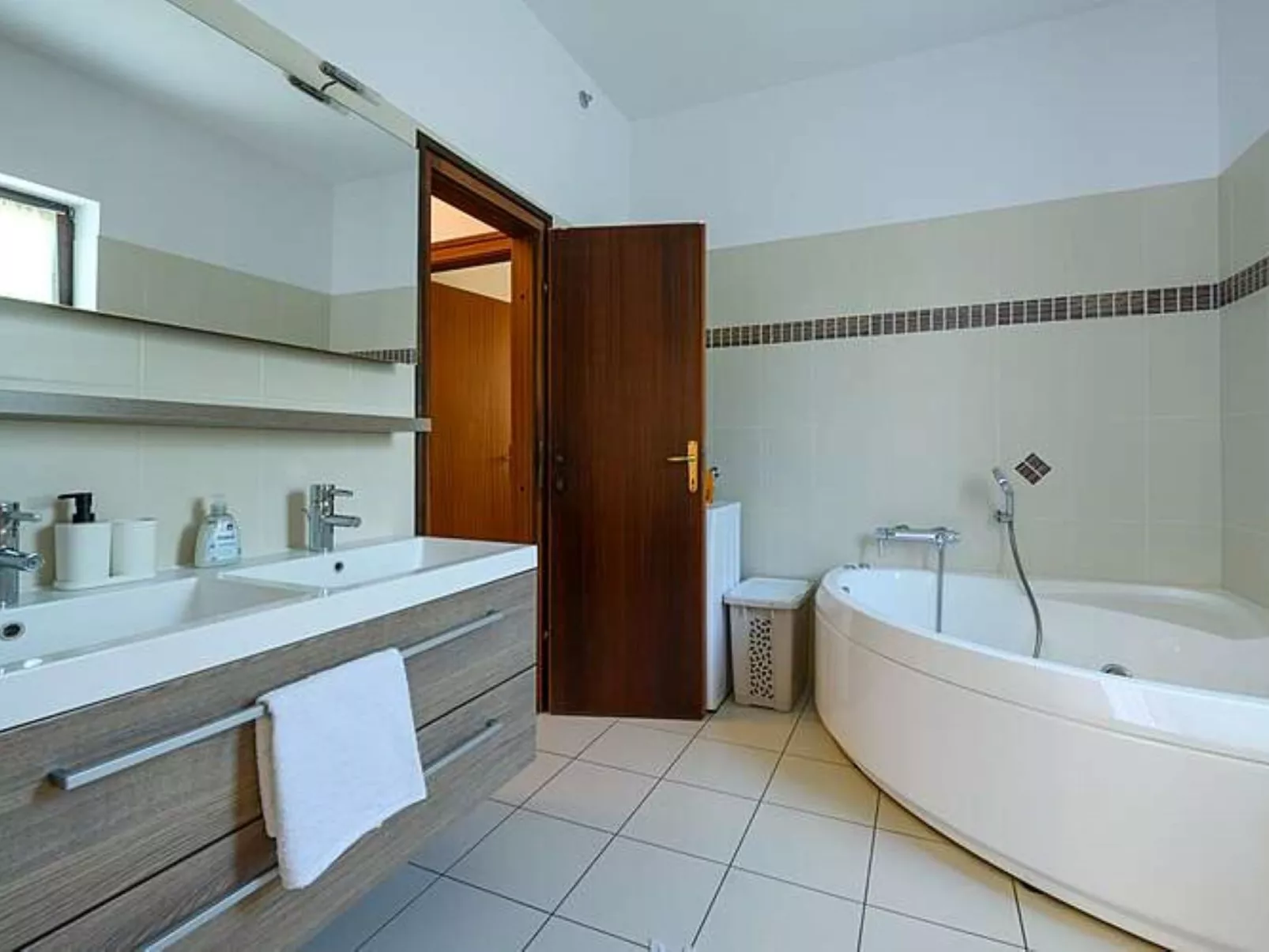 Komfortable, ruhige Erdgeschoss-Ferienwohnung-Drinnen