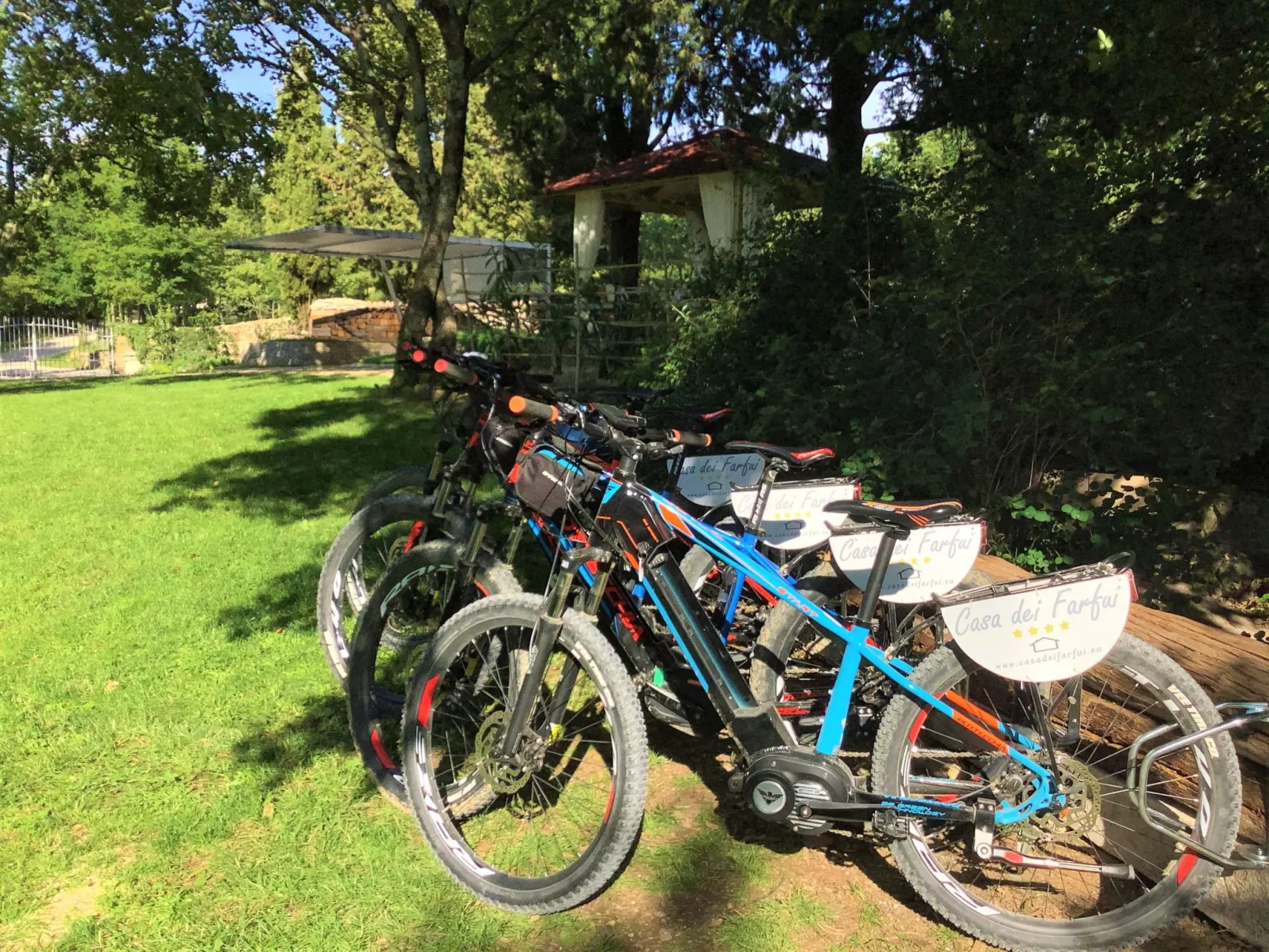 Mit privatem Pool-Dehors