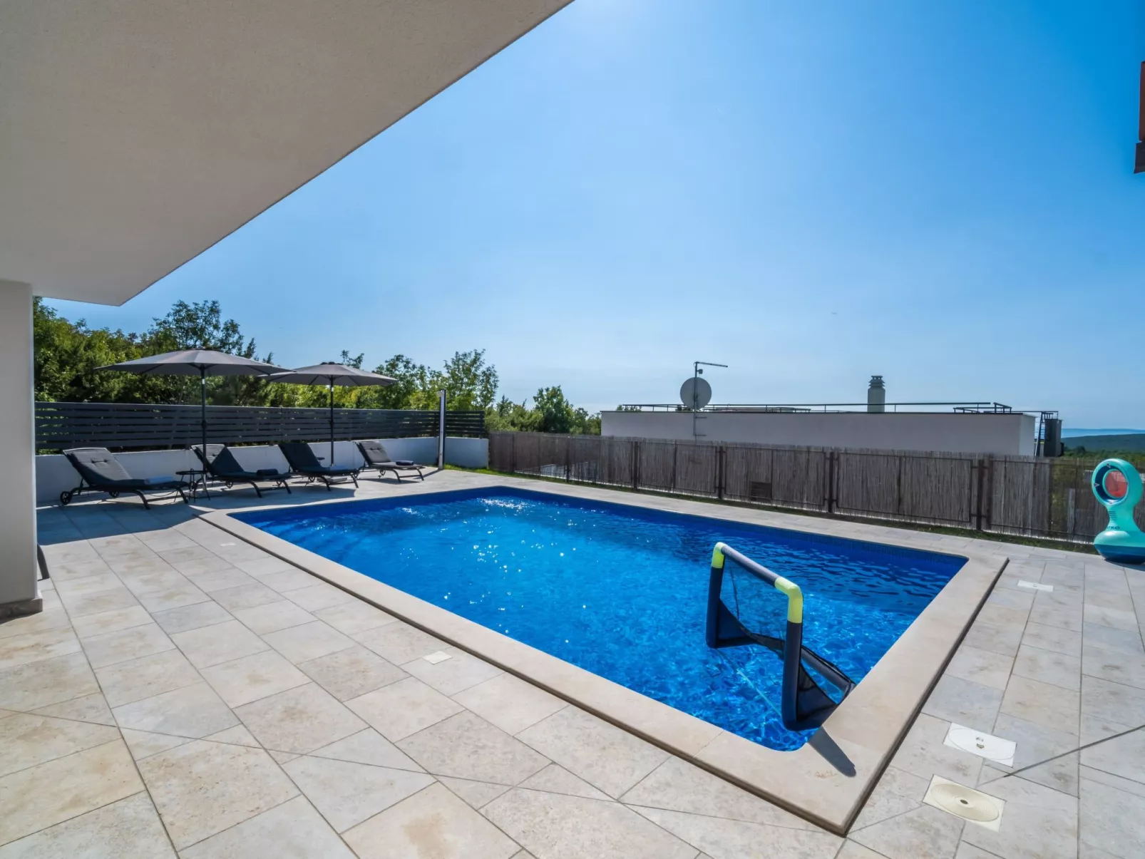 Elegantes Escape mit Pool und Panoramablick-Image-tags.info