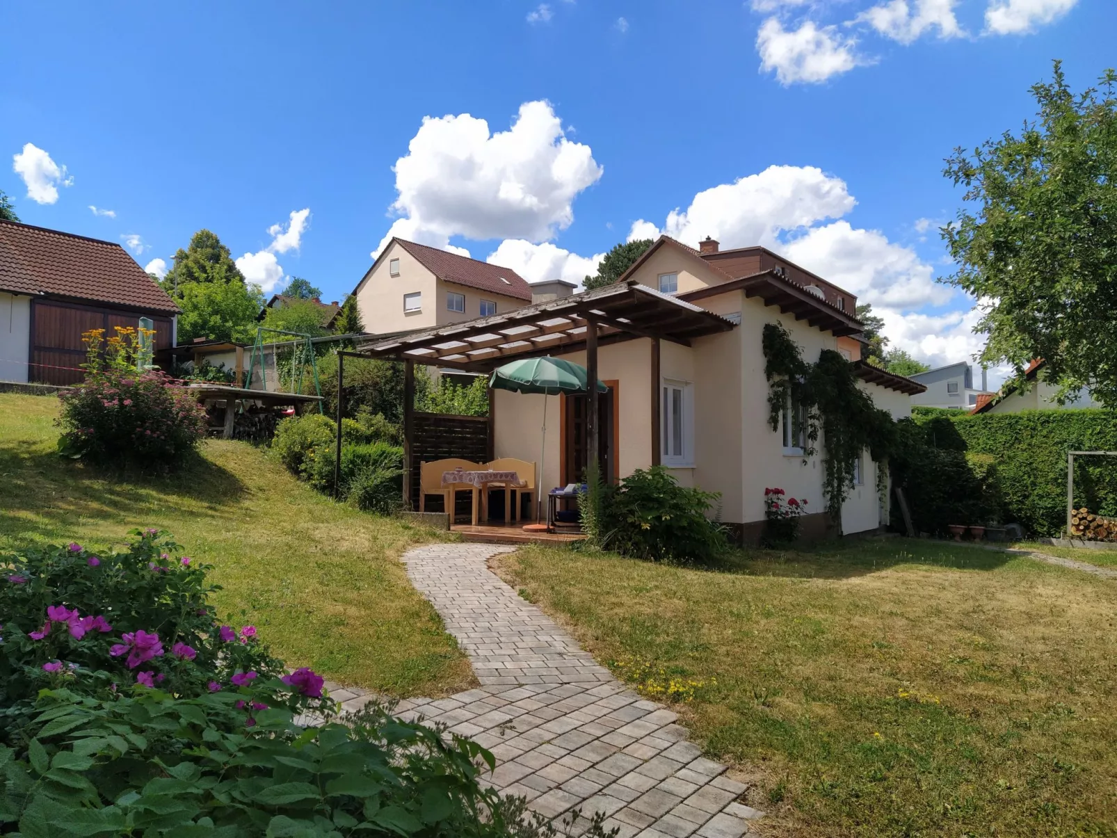 Kleines Ferienhaus mit Garten und Grill in Garitz-Draußen