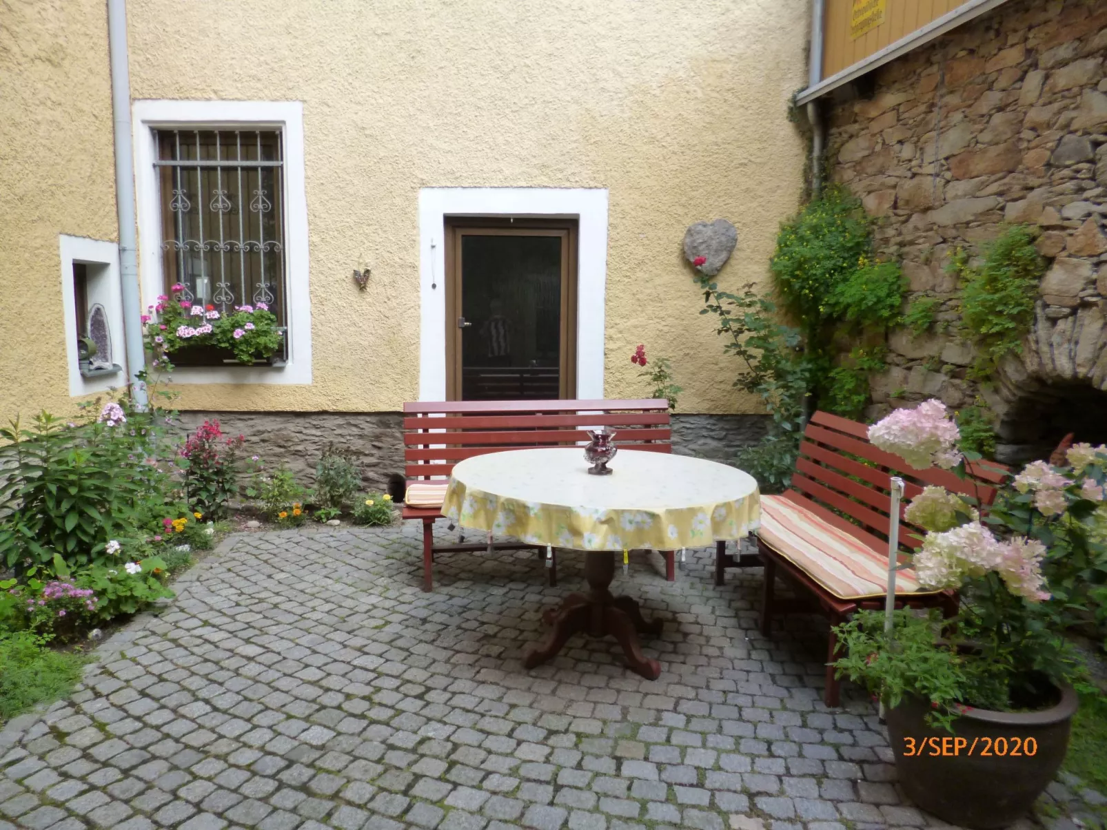 Im Vierseitenhof-Draußen