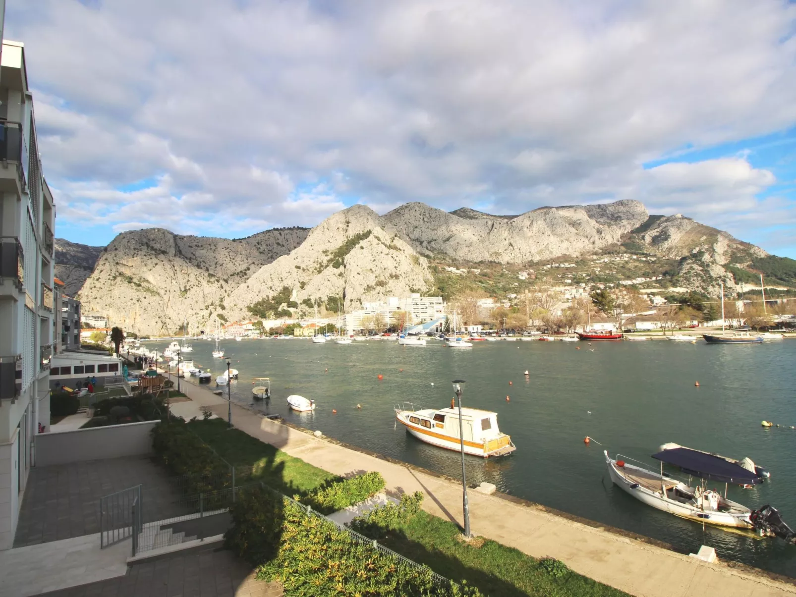 Stylisches Studio mit atemberaubendem Ausblick-Image-tags.info