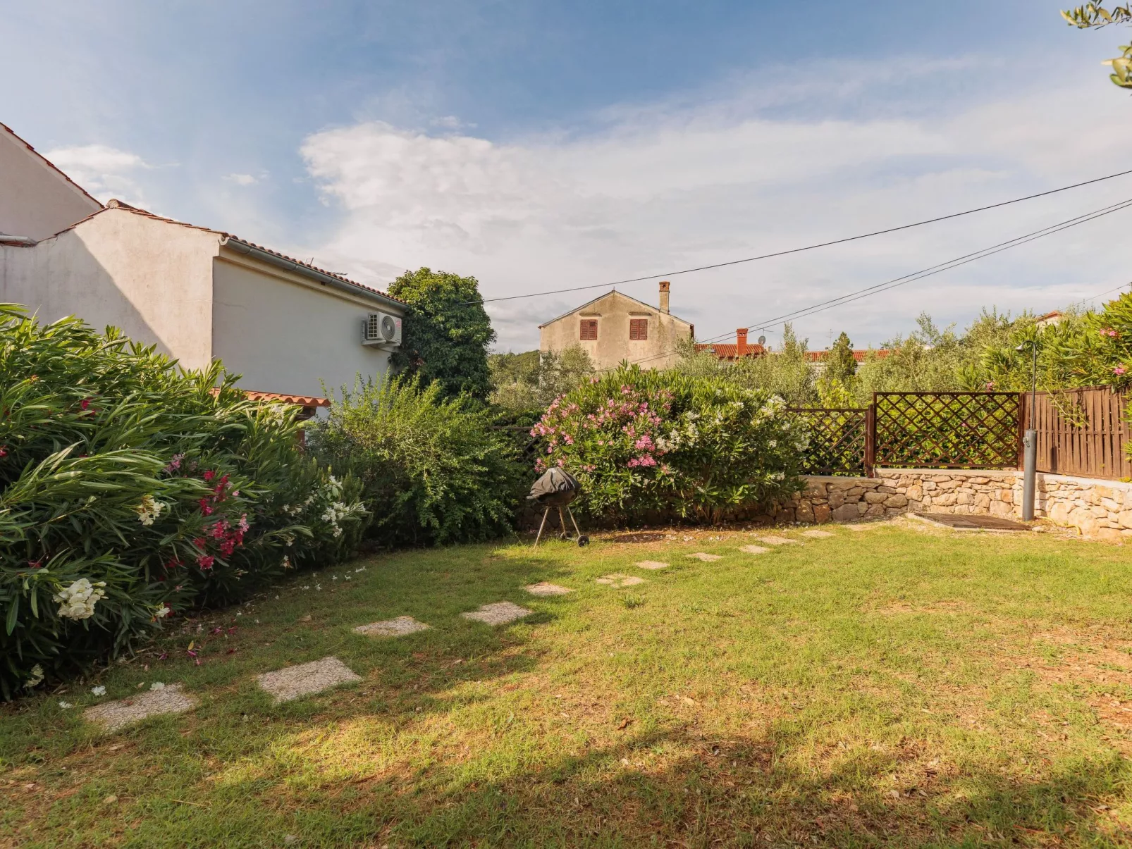 Traditionelles Steinhaus am Meer in Preko-Draußen
