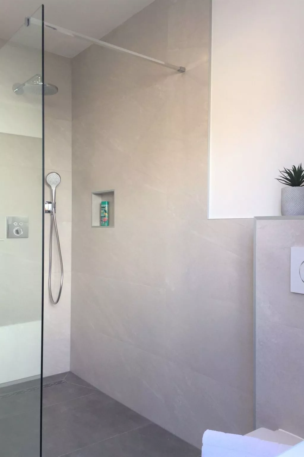 Klimatisierte Ferienwohnung in Okrug Gornji mit Gepflegtem Garten und Seeblick-Inside